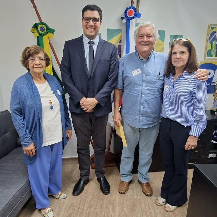 Ontem, dia 8/4, a Presidente da AMOUR, Celi Paradela Ferreira, juntamente com dois conselheiros, Hugo Hamann e Beatriz Novaes, estiveram na Câmara dos Vereadores do Rio de Janeiro, gabinete do Vereador Dr.Rogério Amorim, para conversar sobre o PL 13/2025.
Levaram argumentos técnicos sobre a Urca, suas ruas e vizinhança, para acrescentar motivos contra a desapropriação do imóvel de no 7, da Rua Roquete Pinto, que serviu de cenário para o filme Ainda Estou Aqui.
Apesar da importância da premiação do 1o Oscar para um filme brasileiro, o local é inapropriado para abrigar um “Museu” ou Memorial, existindo já na cidade do Rio de Janeiro, locais mais adequados.