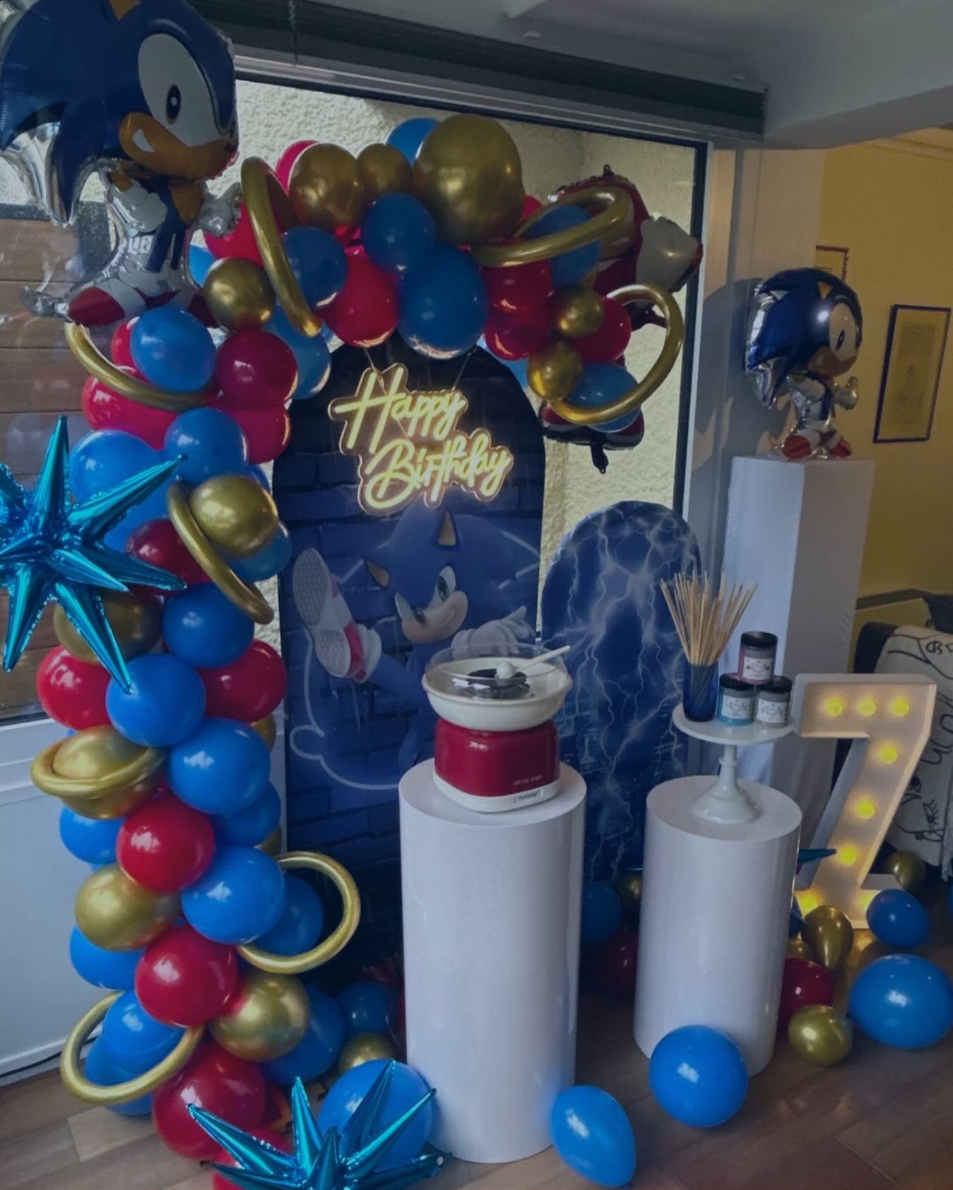 ✨🎉 Joyeux anniversaire, Swan ! 🎉✨
Pour ses 7 ans, Swan plonge dans l’univers ultra-rapide de Sonic 🦔💙 ! Entre les anneaux dorés, les éclairs de vitesse et les ballons aux couleurs de son hérisson préféré, chaque détail a été pensé pour une déco **100% fun et immersive**. 🌟
Qui d’autre est fan de Sonic ici ? Dites-nous en commentaire votre personnage préféré ! ⬇️🎤
#sonic #anniversaire #balloonart #balloondesign #birthday #dijon #bourgogne #anniversairedijon #decorationevenementielle #eventdesigning #eventdesigner #dijonnaise #dijonevent #decorationideas #decorationenfant #anniversaireenfant #anniversairesonic