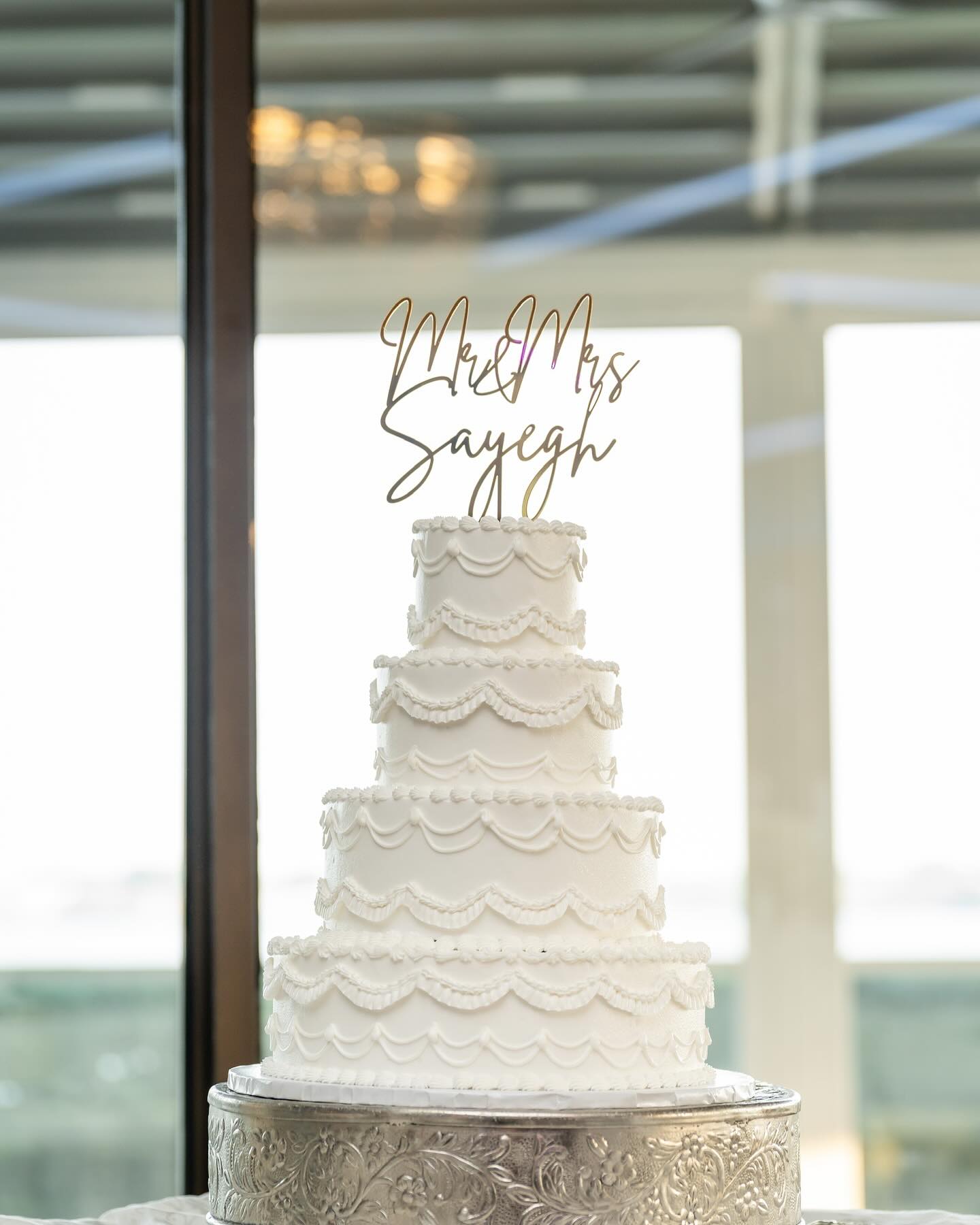 The perfect custom cake toppers for Mr. & Mrs.!🎂✨#cake #wedding #weddingcake #mrandmrs #custom