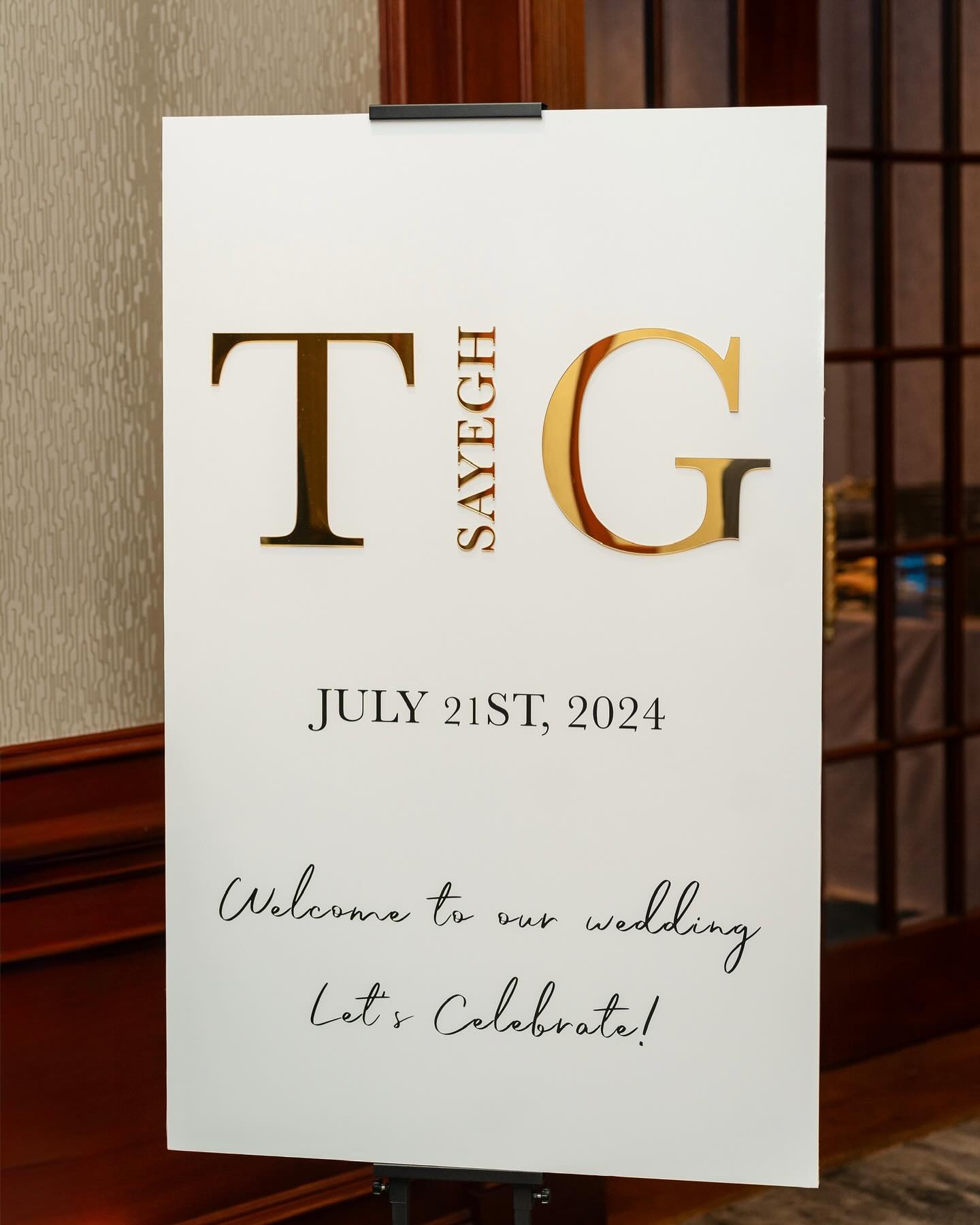 Personalized wedding welcome sign 💛#wedding #weddinginspo #welcomesign #brideandgroom #goldmirroracrylic