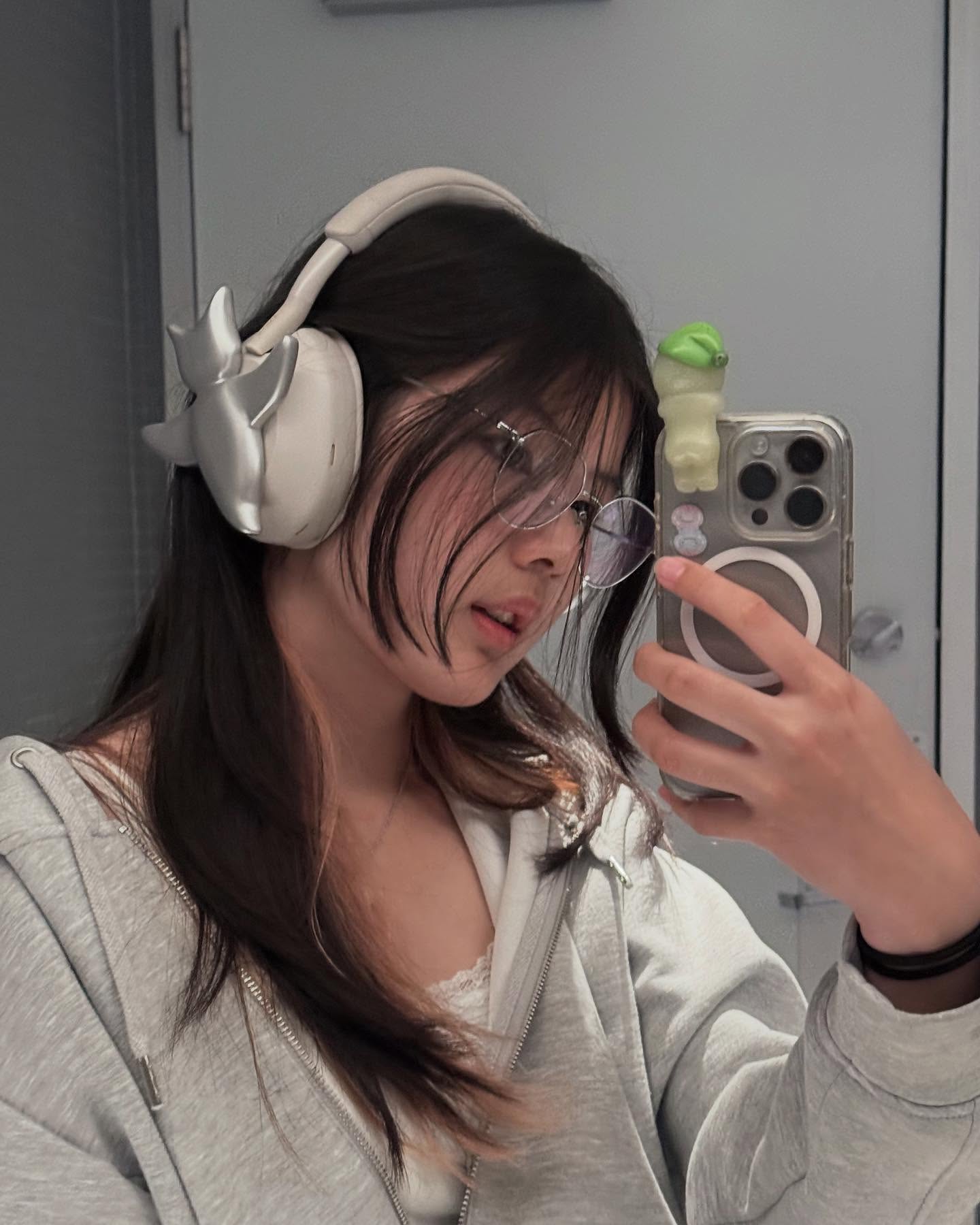 “seas & skies” 2025
foam, spray paint (4 x 4,5 x 0,5” each)
class: fyi studio 2
sea butterfly headphone attachments for sony wh-1000xm5 headphones