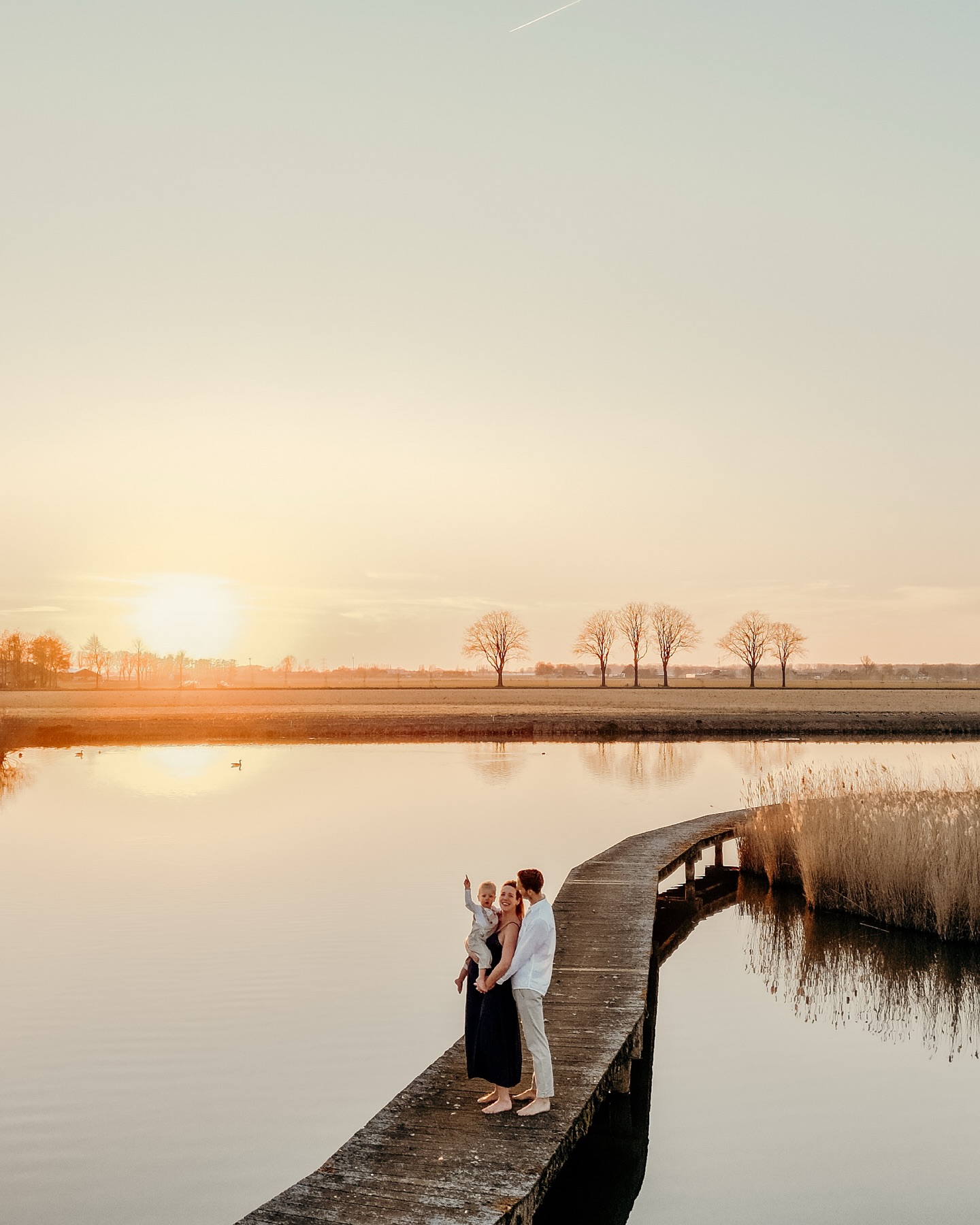 Dit was gewoon alweer een paar weken geleden. Zie je de blote voeten en armen? Bikkels! โก๏ธ
Lekker op avontuur in de polder, vogels spotten, met papa en mama over de stijger lopen en we hadden zelfs eieren gevonden! ๐ฆ๐ฆข๐ชบ๐ฅ
Wil je ook zoโn gezellige en spontane gezinsshoot? Stuur me gerust even een berichtje! ๐