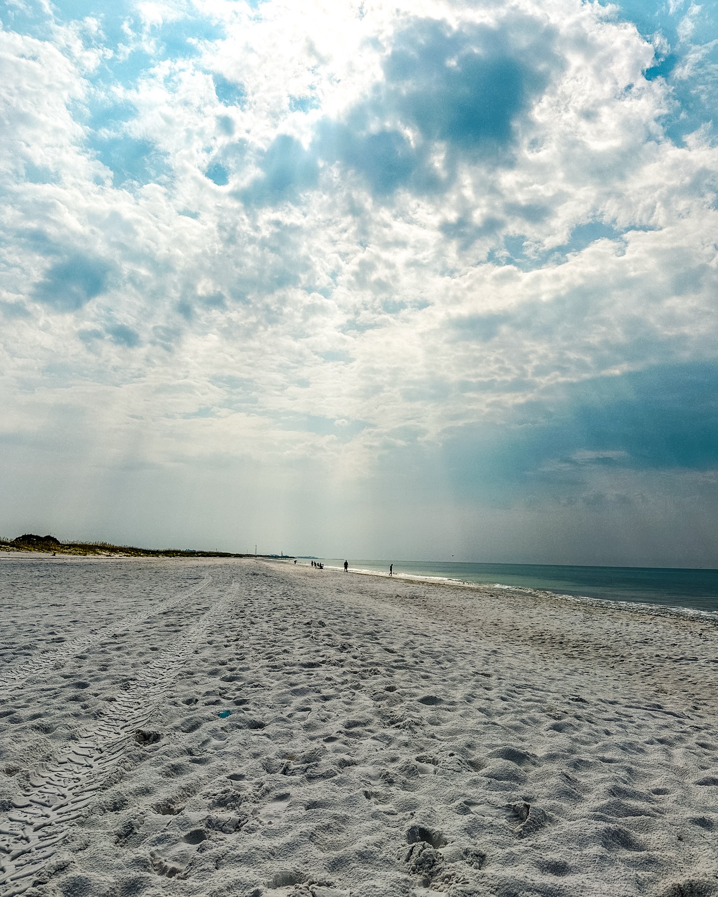 Moments of calm amongst the rainstorms. For the 8 whole minutes I had at the beach 🤣
#beachyvibes #emeraldcoast #rainonthebeach #destinflorida