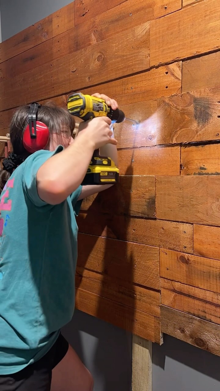 Come build a peg board with me to hang all of my leads on.
#nzsmallbusiness #ecofriendly #ecobusiness