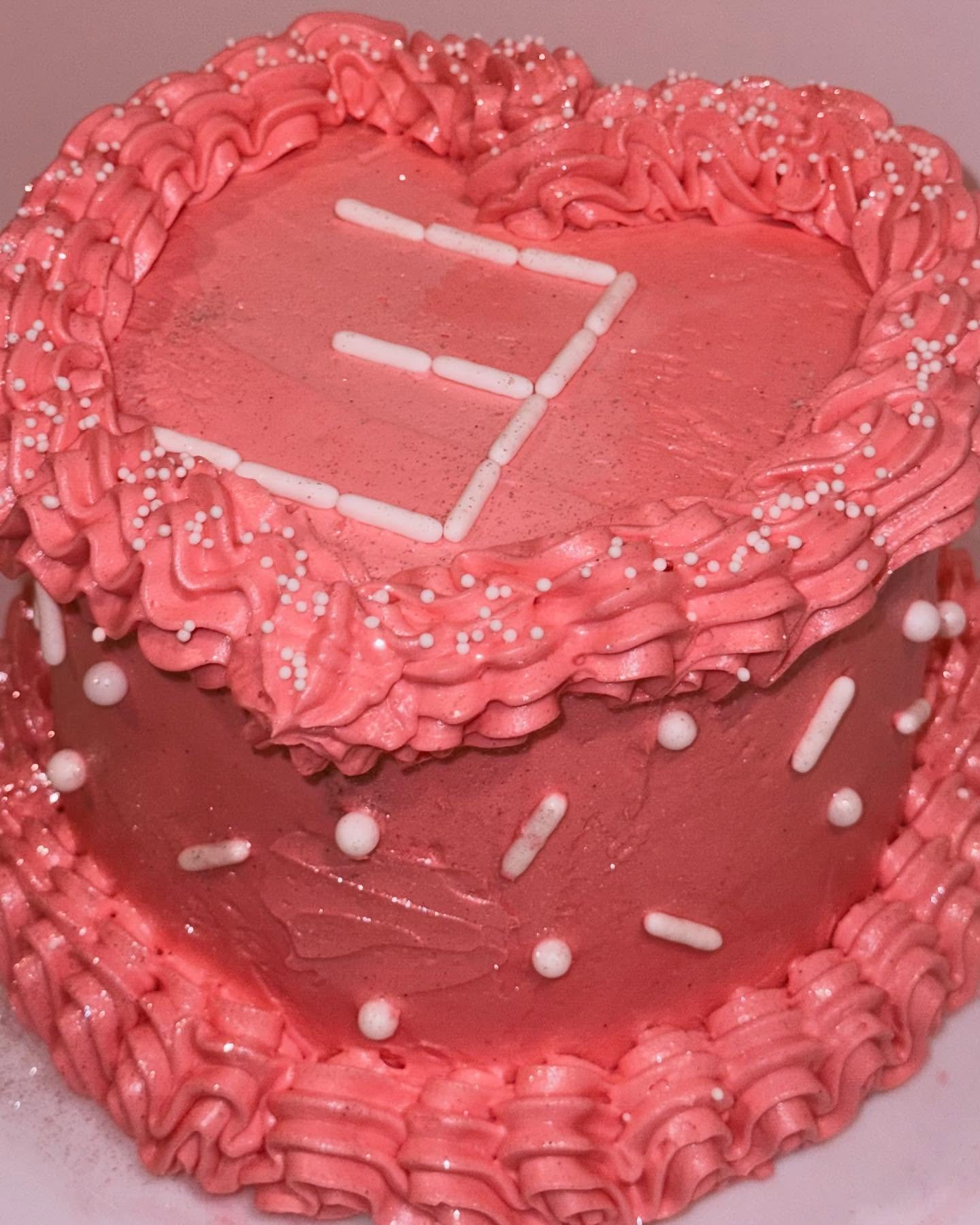 What a whirlwind week it has been here at Tessie’s Treats 4 U! 🎉
We’ve been busy creating some seriously scrumptious, gluten, lactose, and nut-free desserts that were as beautiful as they were delicious.
✨ First up, we celebrated a special birthday with a dreamy vanilla sponge cake, strawberry jam and cream ganache, pink buttercream frosting, vintage piping, and a gorgeous “3” topped with white sprinkles and silver glitter.
🍫 Next, we dove into chocolate heaven with a decadent dark chocolate mud cake, milk chocolate ganache, and chocolate-coated strawberries, biscuits, and blocks—pure bliss in every bite!
🇬🇧 For a 21st, we created a show-stopping three-tier red velvet cake with cream cheese ganache, all decked out in a British red coat theme with green, gold, and sprinkles.
💖 And last but not least, we made a stunning vanilla and chocolate swirl cake for a beautiful mummy’s birthday, topped with pink and white buttercream, vintage piping, and a heartfelt “Happy Birthday Mummy” message.
We’re so grateful for all the love and special moments this week! 💕 DM us for your next special event—let’s make your dessert dreams come true! ✨
#TessiesTreats #GlutenFree #LactoseFree #NutFree #CustomCakes #BakedWithLove