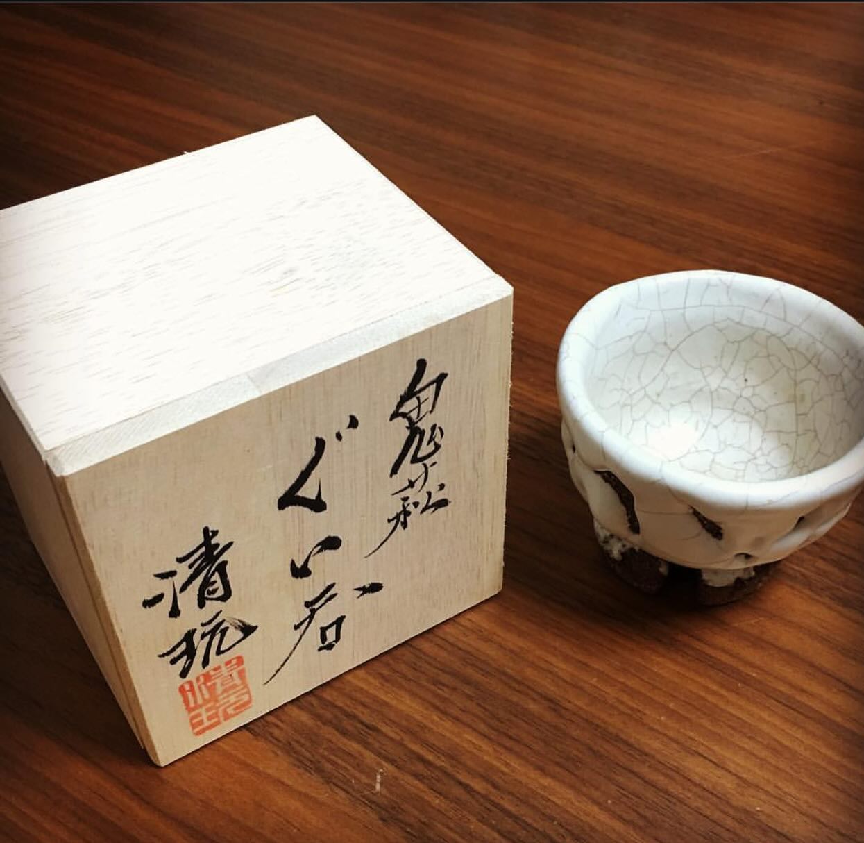 Plongée dans l’univers du sencha japonais, récolté à la main à Yame (Fukuoka).
Une infusion dense, végétale, d’un vert presque surnaturel.
Ici, un the « futsumushi »(蒸し時間 courte) de
cultivar Yabukita, sans pesticides, préparé dans un kyusu en céramique brute.
On observe :
1. Les feuilles sèches
2. L’infusion en cours
3. La carte de provenance
4. Le détail des feuilles
5. Le guinomi (petit bol à thé) et sa boîte d’artisan
Le thé au Japon, c’est bien plus qu’une boisson : c’est une rencontre avec les paysages, les mains, les gestes.
Un instant de saison à chaque tasse.
#theéjaponais #sencha #kyusu #teaceremony #japontraditionnel #culturejaponaise #guidefrancophonejapon #artdujapon
#japonauthentique #yamecha #greenetea #ukuokatea #guinomi #chado #tealovers
#japanthroughmyeyes