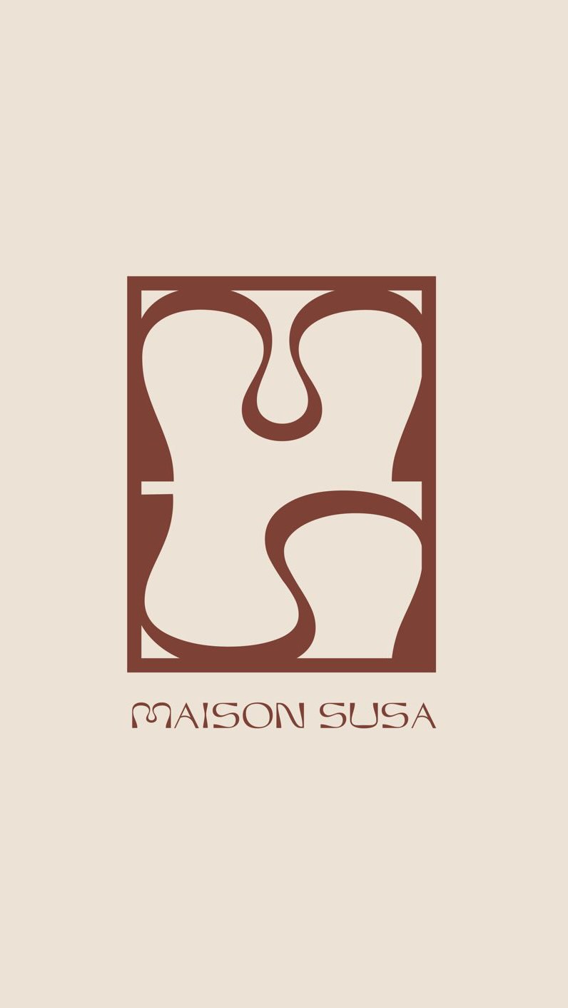 @maison_susa c’est bien plus qu’un studio de pilates, c’est l’histoire de deux sœurs passionnées qui ont uni leurs forces pour créer un lieu unique ✨
Quand Lou et Chloé m’ont confié la création de leur identité visuelle, j’ai tout de suite été emballée par leur énergie et leur vision 🤍
Mon objectif : retranscrire cette ambiance accueillante dans chaque détail du design.
Voir aujourd’hui cette identité prendre vie, c’est un vrai bonheur 🫶🏼
Merci pour votre confiance et bravo pour ce beau projet qui promet d’être un vrai cocon de bien-être à Aix en Provence ☀️