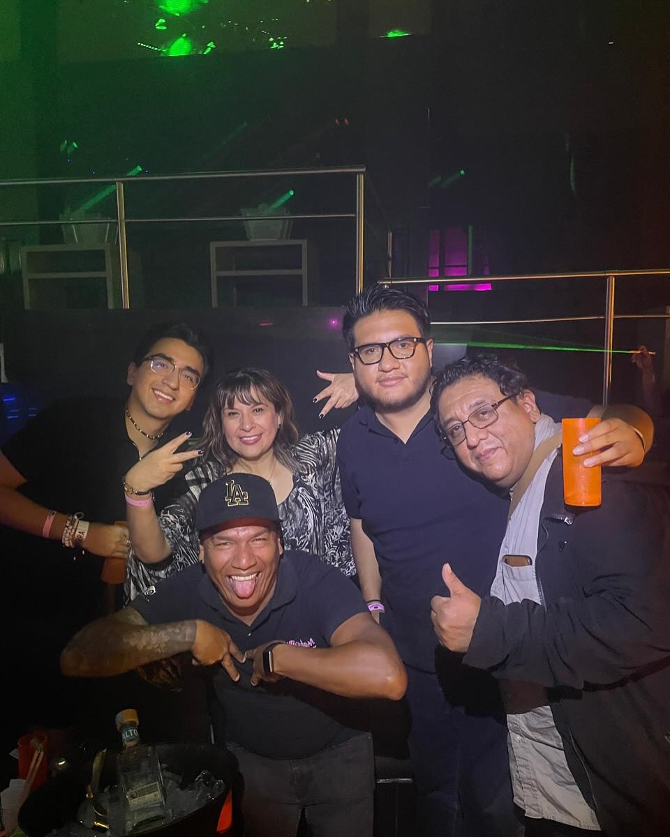 Having a family trip to Vallarta? Come out and enjoy the night dancing away with your family! 💃🏽💃🏽
#family #familytime #party #nightlife #nightlifetour #barcrawl #drinks