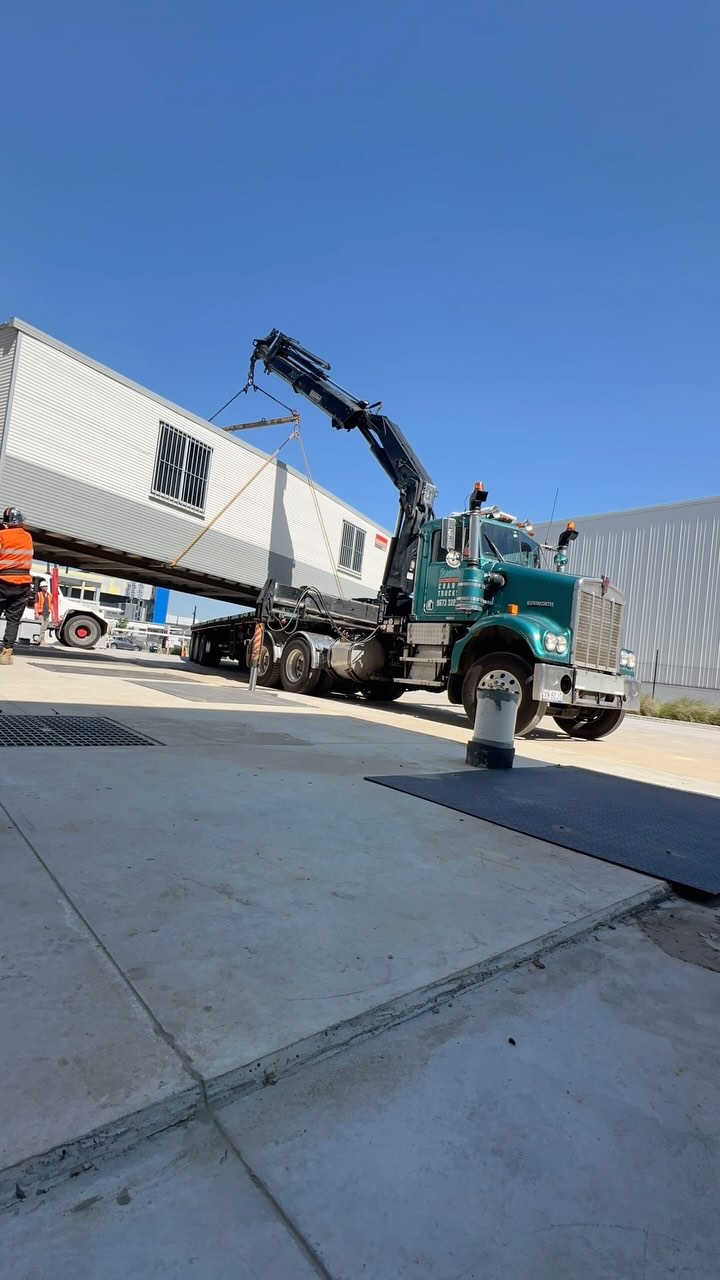 Safe delivery of a 12m x 3m portable building to Kemps Creek. #cranetrucks #reachcranetrucks #hiabcrane #kennardshire #kenoath #kempscreek @kennardshire