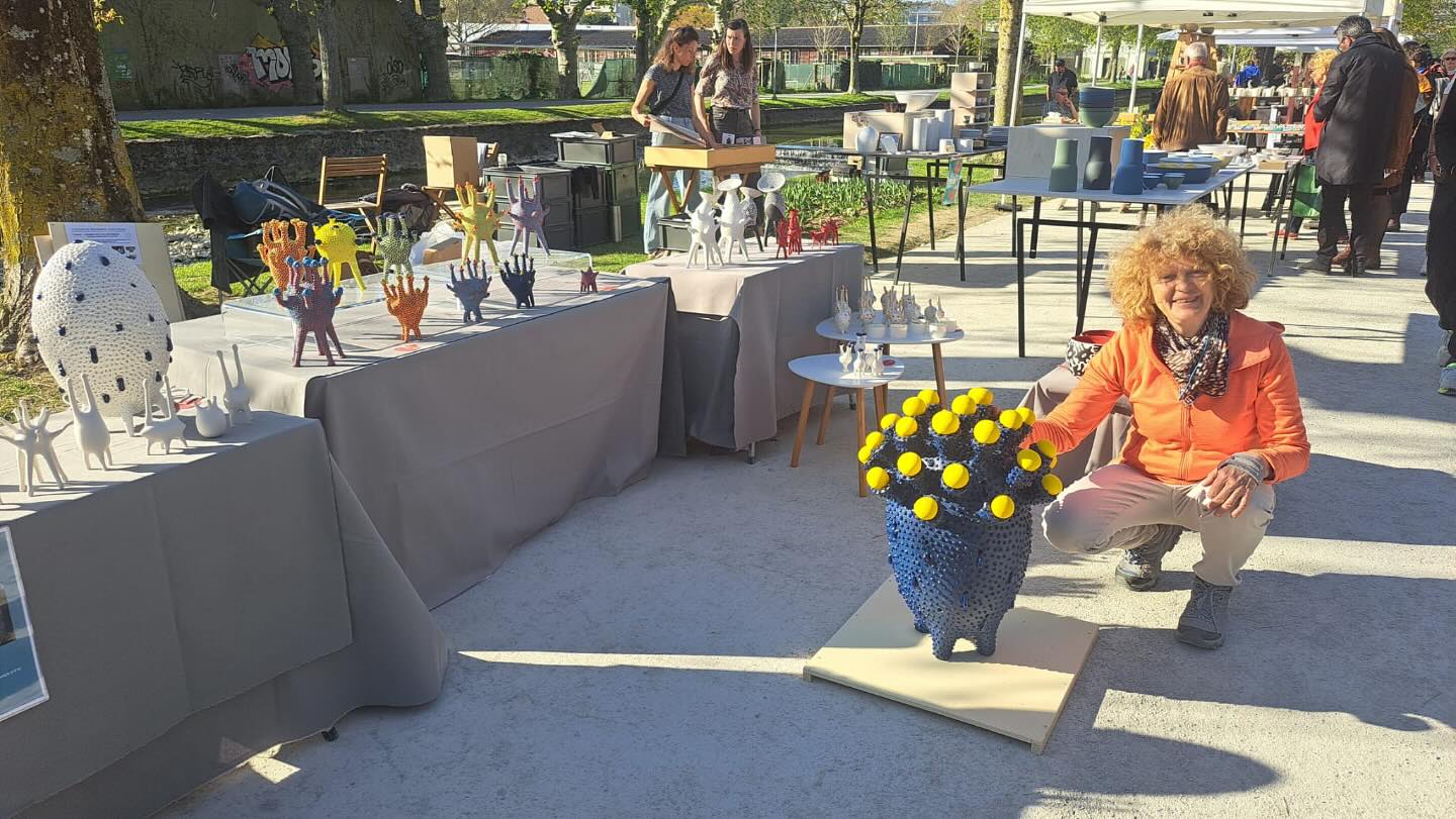 Souvenir d’un week-end formidable passé au marché @80potiers_tulipes, il y a eu beaucoup de monde.
Superbe visibilité et ma toute dernière création « Gygablue Two » a eu un énorme succès.
Beaucoup d’éclats de rire du public devant mon stand. Un grand merci aux organisateurs et aux participants de cette magnifique manifestation.