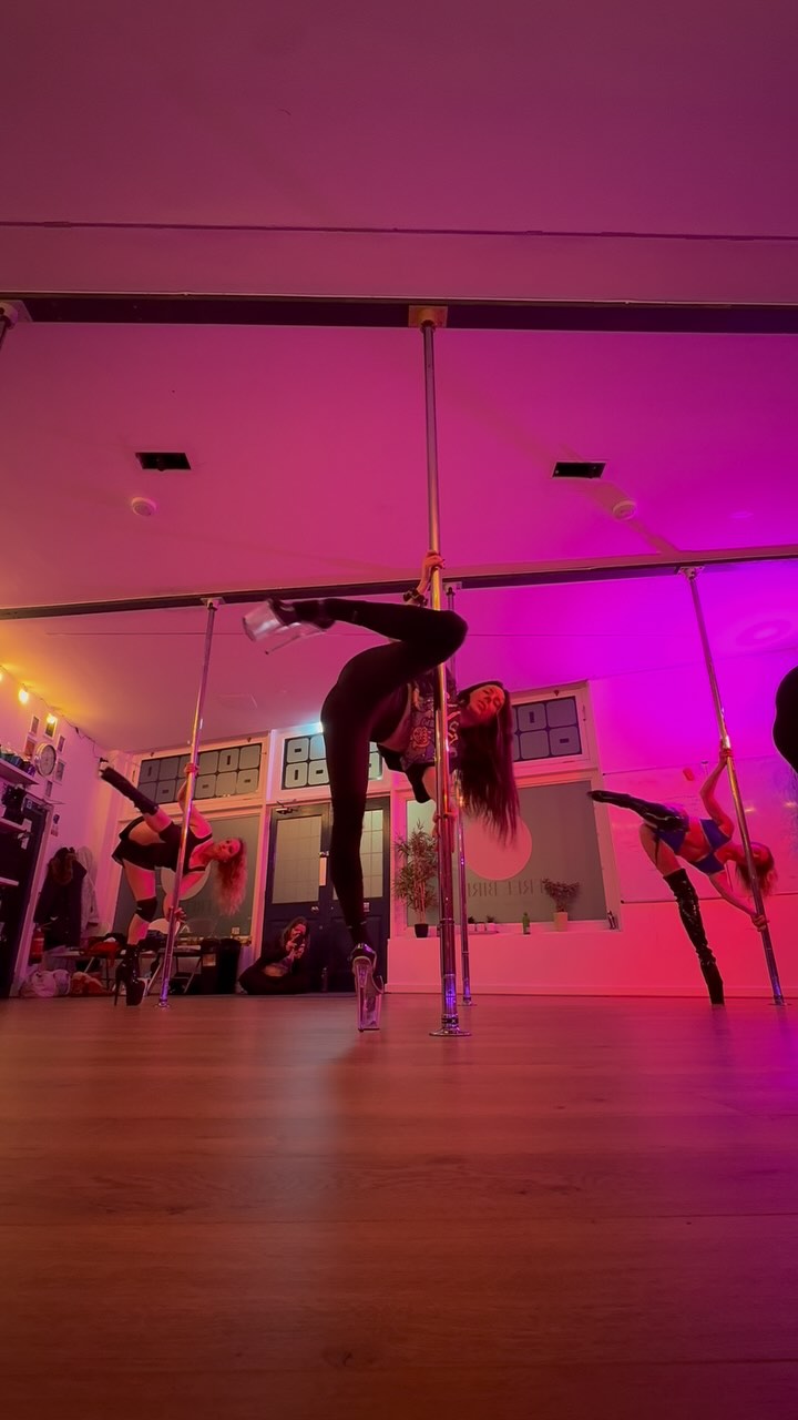 Old School
Every Monday 6-7pm
@freebirdpolefitness