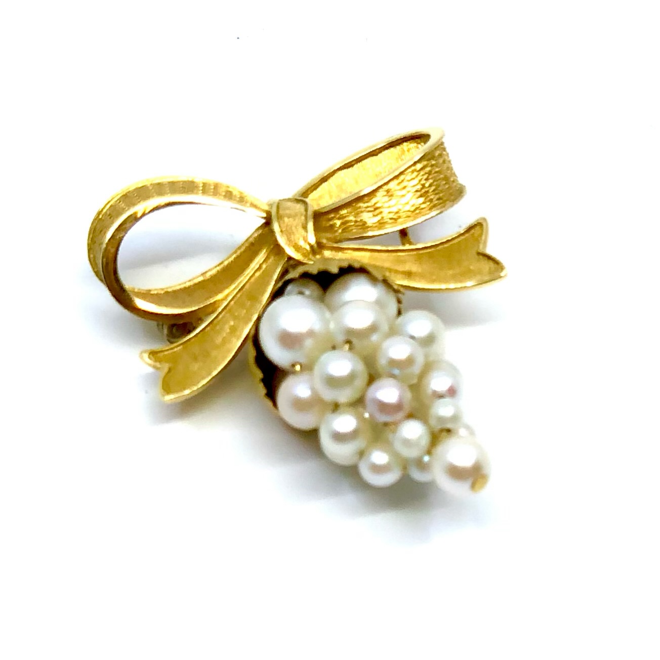 Antique 18k yellow gold and Akoya pearl bow shaped brooch.
#pearls#antique brooches#estatejewelery#antiquejewelery #gold#fashion#pins