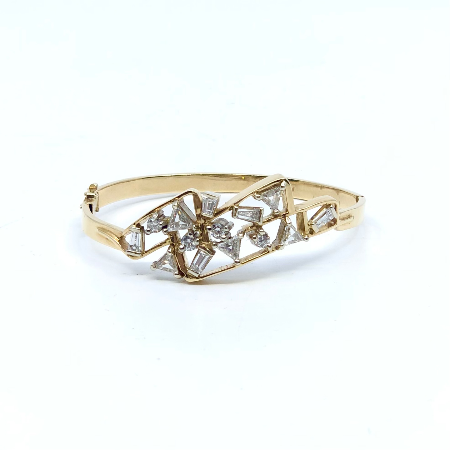 Diamond and 14k gold bracelet
#estatejewelry #diamondbracelet#diamondbangle#gold#antiques#antiquejewelery#vintagejewelery #ambleside