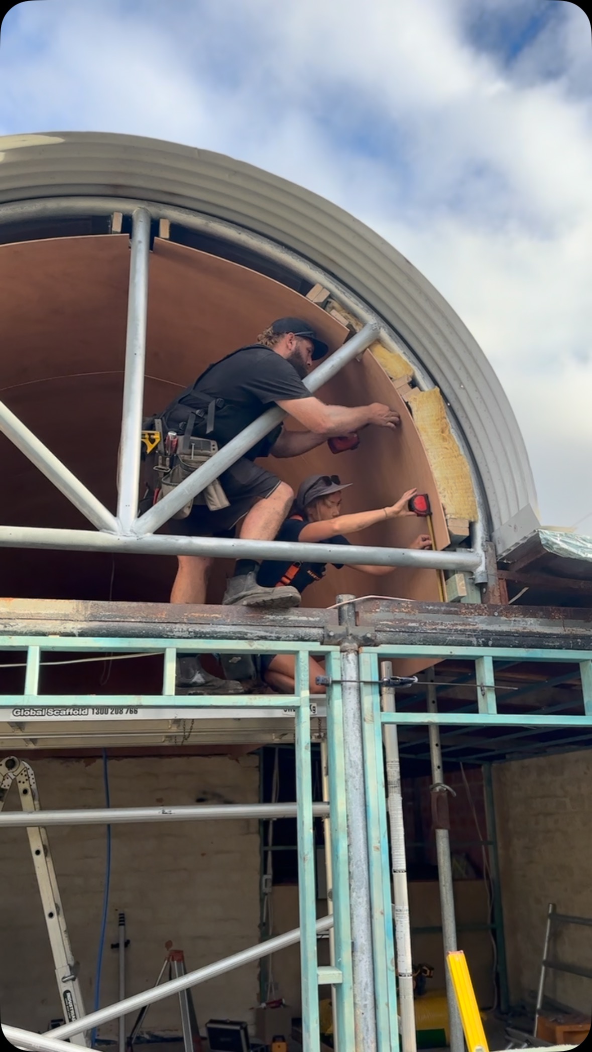 Mezz and Adam finishing off the last curved ply sheet to @roundtinroof. Ready for the custom cut glass and curved fasicia to seal out the elements. @thorntons_hardware_mitre10 @mezz_yeww @bushmanbuilt