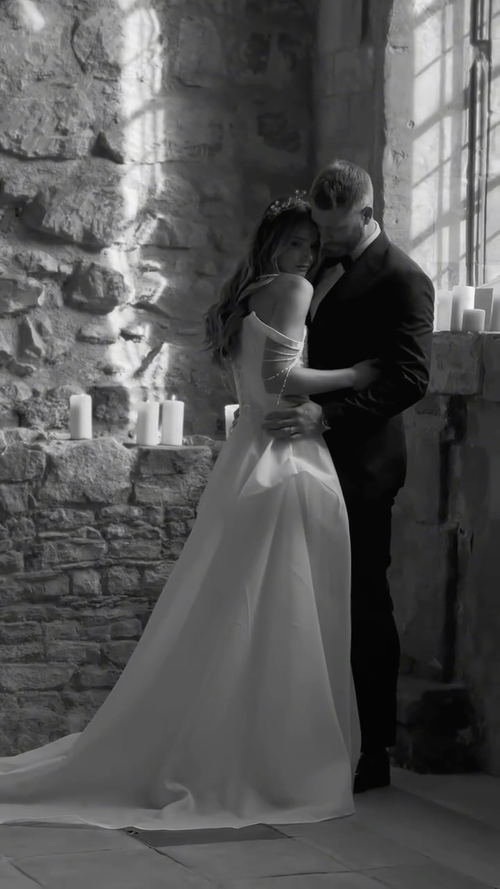 Sorting through my archives today and I was stopped in my tracks of this stunning day last year at the @untoldworkshops ✨
Also, I needed an excuse to use this belter of a song, if you know you know.
Best believe I will be at the next workshop on the 8th April again to capture everyone working 🎥 @thegiraffeshed
__________
Workshop - @untoldworkshops @esmewhitesidephotography
Stylist @storiesof_events
Florist @emmacoxfloristry
Dresses + outfit styling @jeanjacksoncouture
HMUA @nalaandknot
Venue @blackfriarspriory
Stationery @thelovelylittledetails
Petal jewellery + headpiece @alabaster.dream
Sparkle headpiece + bows @debbiecarlisle_
Content creation @_therelaxedbride
Catering @cotswoldcaterer
Couples @_catherinehudson @lucimartha_couple
Editorial bride @fern_cj
#weddingphotographyworkshop #untoldworkshop #behindthescenes #btscontent #btscontentcreator #weddingcontentcreator #ukweddingcontent #weddingcontentcreation #romanticgoth #blackfriars #blackfriarspriorywedding