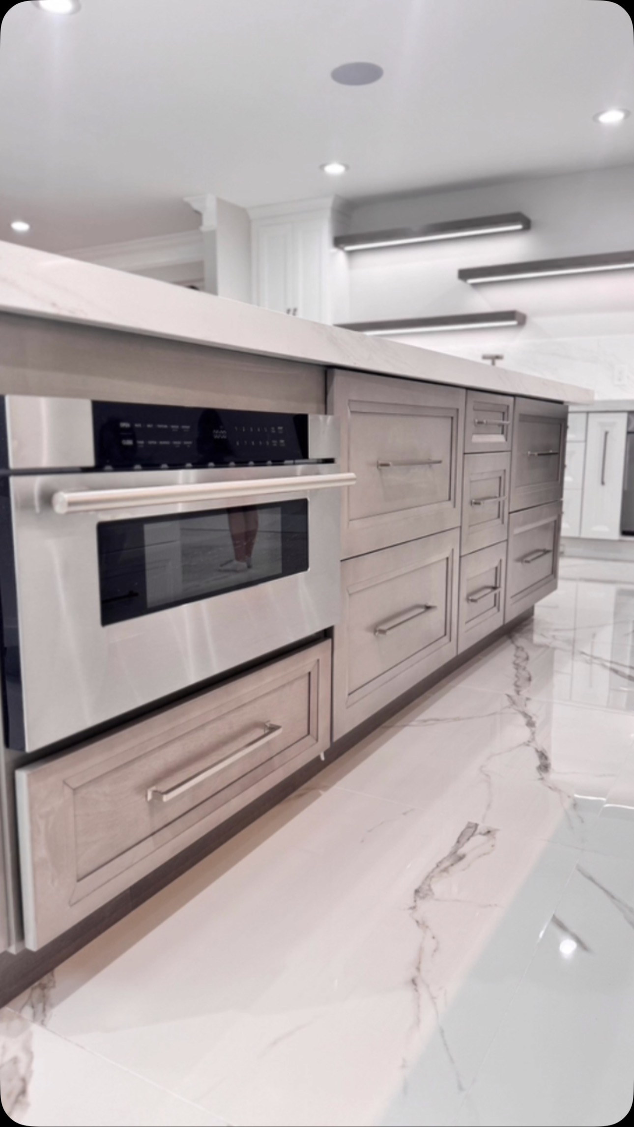 Another stunning kitchen! This one features a sleek island, a gorgeous bar, and lighting that brings it all to life.
Modern, warm, and ready to host—who wouldn’t want to cook here?
#KitchenDesign #CustomKitchen #ModernKitchen #KitchenInspo #KitchenRemodel #InteriorDesign #LuxuryKitchen #HomeRenovation #KitchenLighting #KitchenIsland #BarDesign #KitchenGoals #OpenConceptKitchen #HomeInspo #DreamKitchen #RenovationInspiration #KitchenStyle #CabinetDesign #KitchenInstall #BeforeAndAfter #DesignBuild #KitchenLove #KitchenDecor #KitchenDetails