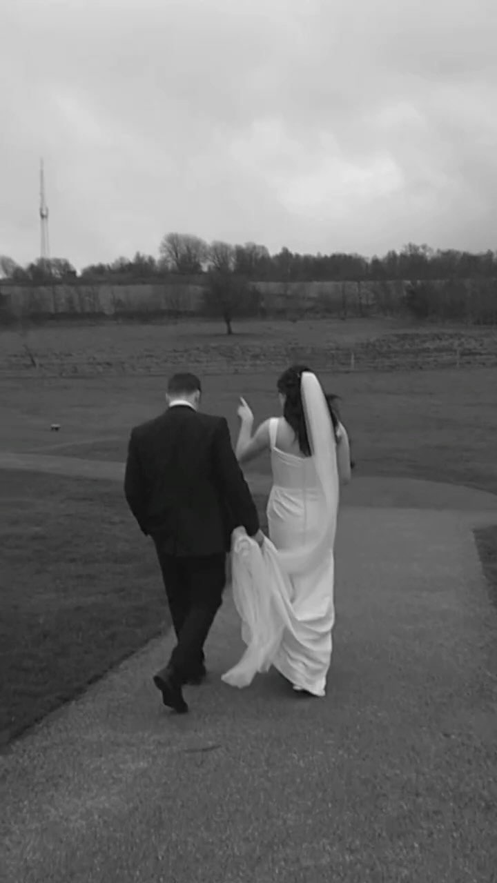 I had the most wonderful few hours last weekend with Eva & Harry at @peakedgehotelweddings - (a super local venue to me!)
Working alongside Nate from @dainty.uk and bumping into my girl @hannahattermua 🥹✨
PS - how infectious is Eva’s smile, what a beautiful bride 🫶🏻
________
Content - @_therelaxedbride
Photographer - @dainty.uk
Venue - @peakedgehotelweddings
MUA - @hannahattermua
Hair - @amyelliotthair
Dress - @noraevebridal
#weddingcontentcreator #derbyshirebride #peakdistrictwedding #peakedgehotel