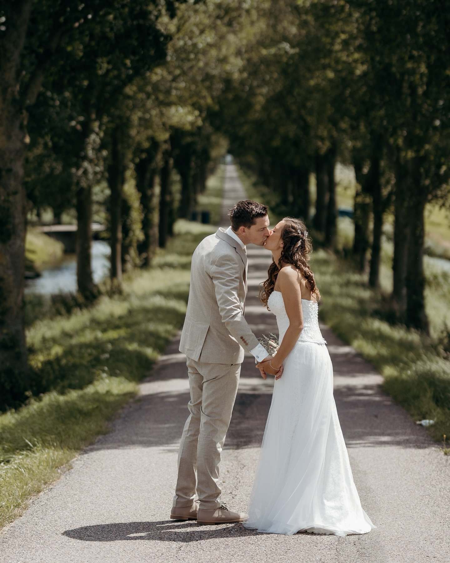 En weer een superleuke bruiloftsaanvraag voor 2026 in mโn mailbox! ๐ Het lijkt misschien nog ver weg, maar geloof me: je kunt er maar beter op tijd bij zijn. De agenda voor volgend jaar begint zich langzaam te vullen, zo leuk!
De komende tijd staan er dus niet alleen detailgesprekken gepland met mijn lieve bruidsparen van dit jaar, maar ook gezellige kennismakingsgesprekken met koppels die in 2026 of zelfs eind 2025 gaan trouwen. โจ Ik kan niet wachten om al jullie plannen, dromen en ideeรซn te horen en jullie beter te leren kennen!
Ga jij volgend jaar trouwen en ben je benieuwd naar mijn prijzen, pakketten en werkwijze? Stuur me gerust een berichtje! Ik stuur je vrijblijvend mijn brochure op met alle info.
Laten we samen iets moois maken. ๐ค๐
#byemilyvisser #bruiloftfotograaf #trouwen2026 #bruidsfotografie #verlovingstijd #liefdesverhaal #trouwplannen #zullenwijsamen #bruiloftinspiratie #trouwfotograafgezocht