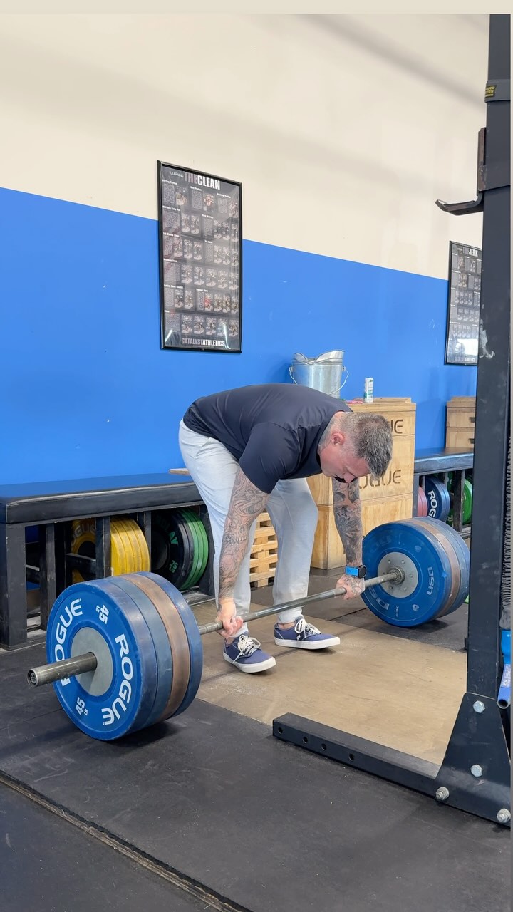Couple beltless tugs on the bar this morning. Top set 425x4 then couple drop sets at 360x6. What lifts you training today?
#deadlift #powerlifting #strength #fitness #50andfit