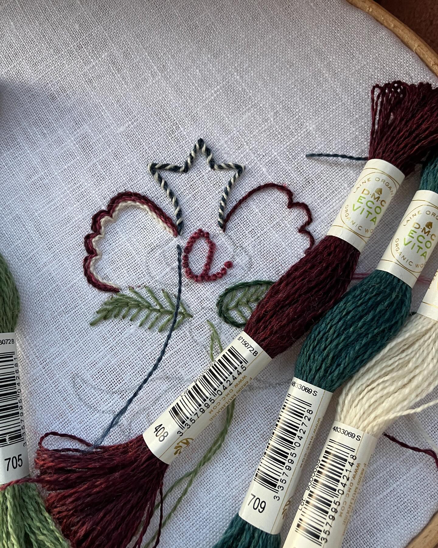 I’ve had this design for a while and I’ve stitched it several times using Appletons crewel wools. I’m really looking forward to teaching it next month at the Auckland Embroiderers Guild and I thought I’d do a sample using the new DMC Eco Vita organic wools. They are a really nice alternative and I love the tweed shading on some of the colours. #dmc #ecovita #crewelembroidery #crewelwork #crewelworkembroidery #embroidery #embroideryworkshops #aucklandembroiderersguild