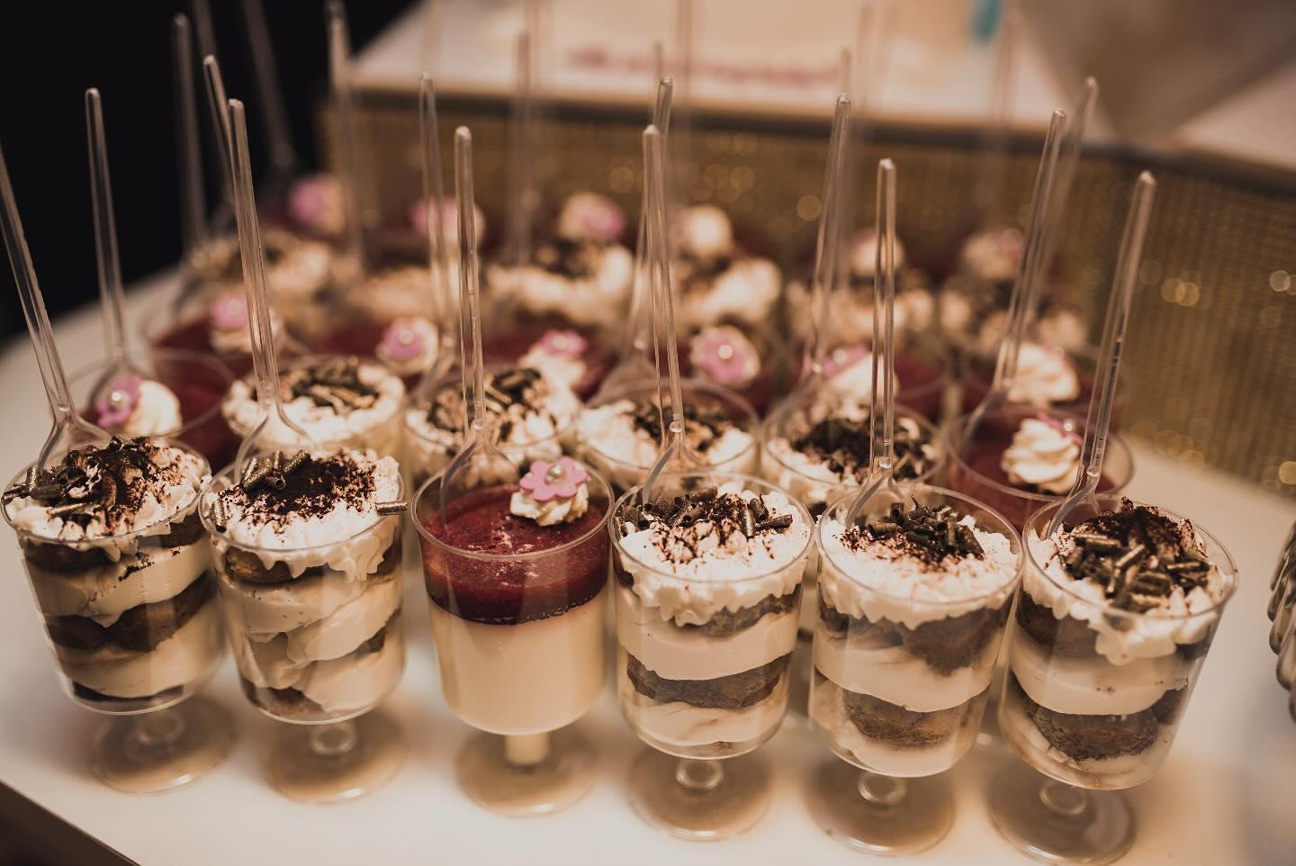 ✨We love a hand held dessert! Sweet, stylish, and oh-so-swoon-worthy! These mini dessert cups are the perfect bite-sized treat to wow your guests and satisfy every sweet tooth.✨