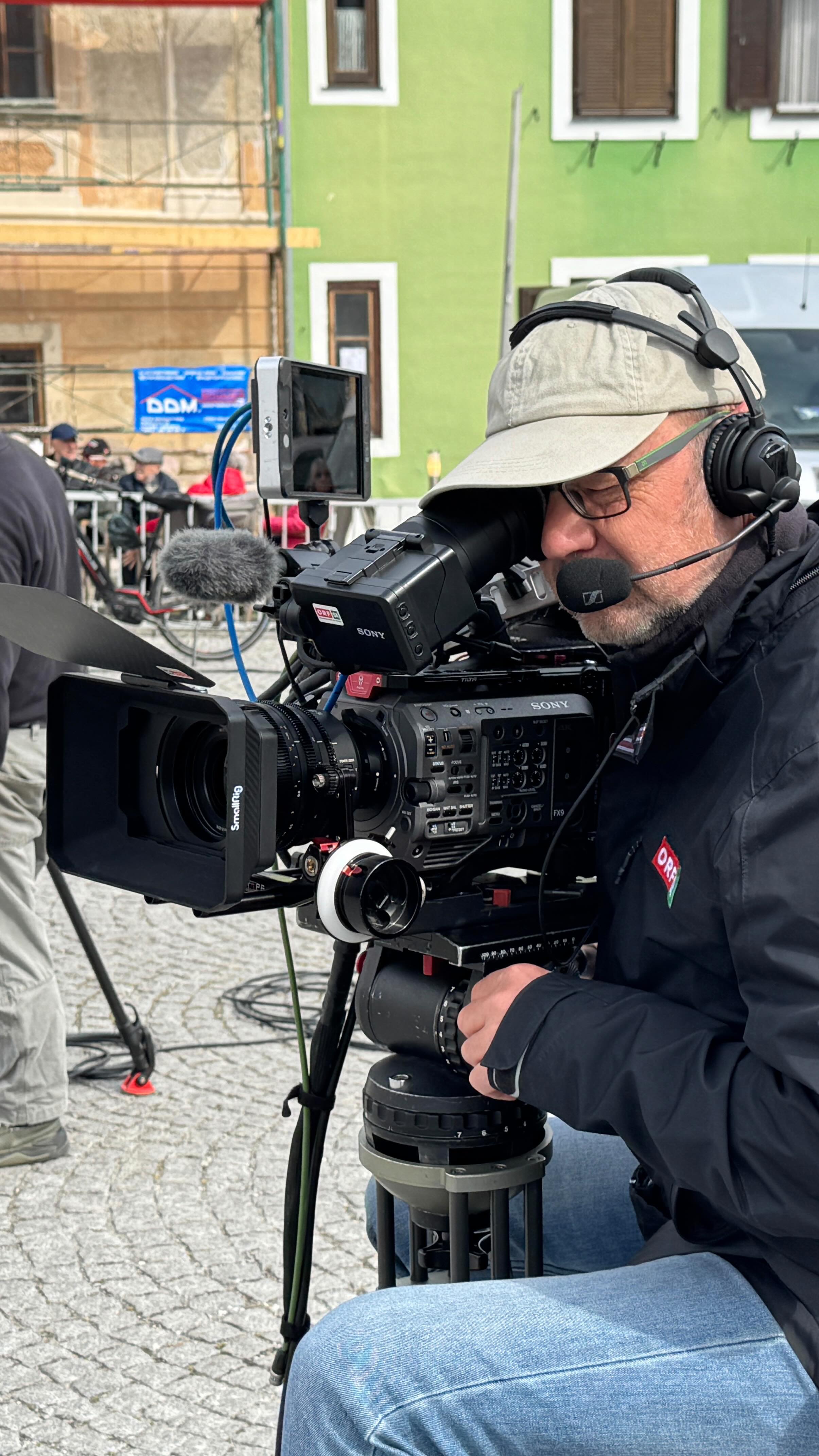 Österreich vom Feinsten mit Hans Knauß.
Seit vier Jahren on Tour durch ganz Österreich🇦🇹
Ein starkes Team - wir sind stolz, Teil dieser Reise zu sein.
Stay tuned! 🎬
#österreichvomfeinsten #hansknauß #tvproduktion #gekafilm #setlife🎥 #broadcastcrew #hinterdenkulissen #burgenland #orf #gripfactorymunich #filmmaker #behindthebroadcast