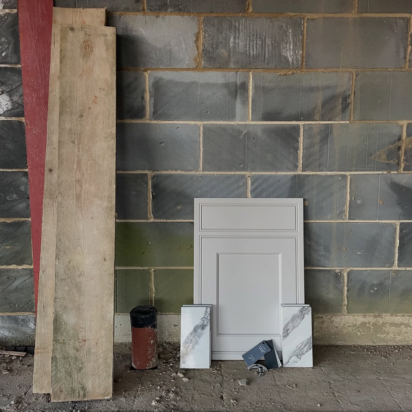 Progress update from our Wantage project! Today was all about finalising finishes for the kitchen and bathrooms — and we’re obsessed with the stunning Violetta Quartz worktop.
Swipe to see the breathtaking view from the master bedroom… can you imagine waking up to that every day?
@grantandstone
@classicquartzstone
#InteriorDesign #LuxuryInteriors #HomeInspo #KitchenDesign #BathroomGoals #QuartzWorktop #DreamHome #SiteVisit #DesignDetails #WantageProject #inutiinteriors #interiordesignercotswolds #interiordesignerbristol
