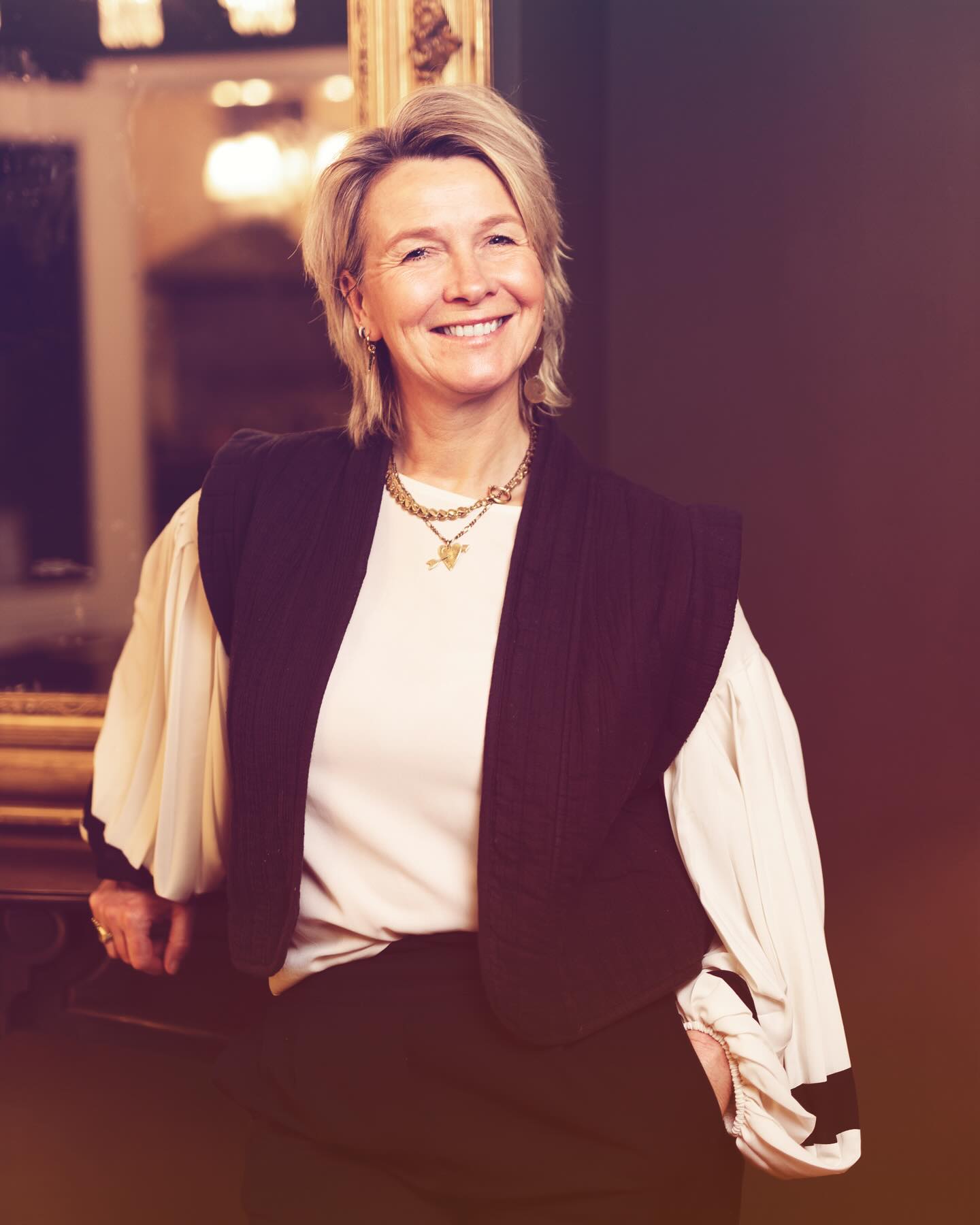 Ik ben al CEO.
Van mijn eigen leven.
En als ik dat kan, waarom zou ik dan niet ook CEO zijn van een bedrijf?
Niet in de klassieke zin.
Maar op mijn manier.
Vanuit verbinding. Aanwezigheid. Liefde.
En dan vraag ik me af:
Hoe zou dat bedrijf eruitzien als ík aan het roer stond?
Van corner office tot love locket
Leiderschap vanuit verbinding, niet vanuit afstand.
Ik zie een bedrijf waar leiders zichtbaar zijn. Aanwezig. Tastbaar.
Niet iemand van wie je alleen af en toe een e-mail ontvangt,
maar iemand die naast je staat. Die vraagt hoe het écht met je gaat.
Niet onbereikbaar, maar benaderbaar. Echt.
Zoals ik dat deed als purser. Toen dacht ik nog: ik doe maar wat.
Maar dat ‘maar wat’ bleek precies te zijn wat werkte.
Ik sprak met iedereen aan boord, ik maakte oprechte verbinding en mijn energie werkte aanstekelijk.
En dat is wat ik nu ook zie als leiderschap.
De corner office zou ik openstellen. Geen statusplek,
maar een warme ruimte – een love locket – waar iedereen welkom is.
Voor koffie. Voor een gesprek. Voor stilte.
Want het echte goud van een organisatie?
Dat zijn de mensen.
Ik geloof in een cultuur gebouwd op liefde, vertrouwen en lef.
Niet alleen ‘terug op koers’ – maar vooruit in flow.
Beweging. Ritme. Menselijkheid.
En jij?
Hoe zou jouw leiderschap eruitzien?
Leid jij vanuit angst?
Of vanuit liefde?