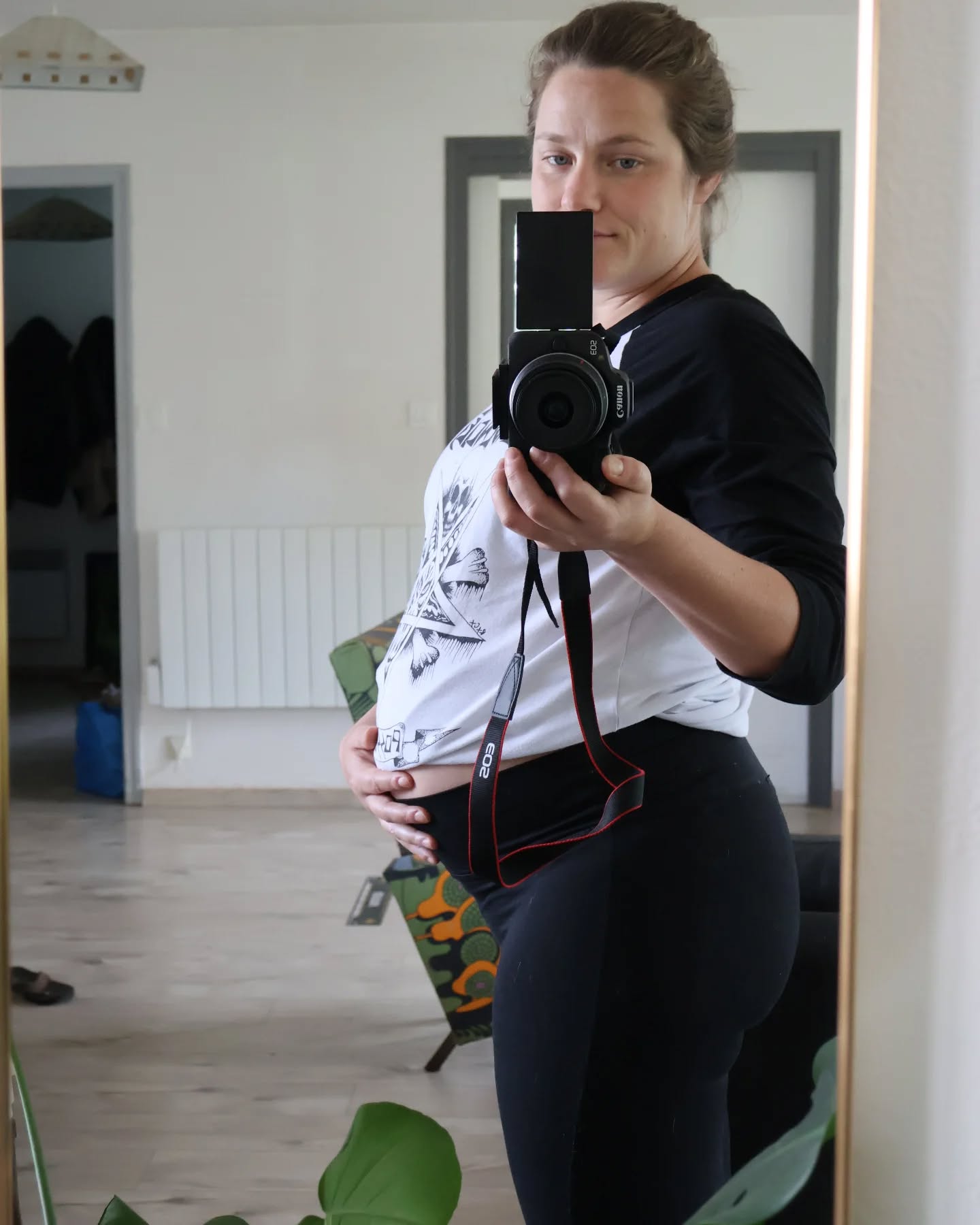 Hello tout le Monde, petite pause jusqu'au début de la saison le temps d'accueillir le petit yogi.
J'ai été assez discrète sur les réseaux dernièrement mais j'avoue avoir pris en pleine face la grossesse un peu à la dernière minute et tant mieux, j'ai donc du ralentir et choisir la ou je mettais mon énergie ( et clairement pas dans les réseaux sociaux 😉).
Je reste joignable sur par les canaux habituels pour toute demande et vous pouvez continuer à pratiquer grâce à notre plate-forme numérique.
A bientôt sur les tapis
Axelle
#yogateacher #congématernité