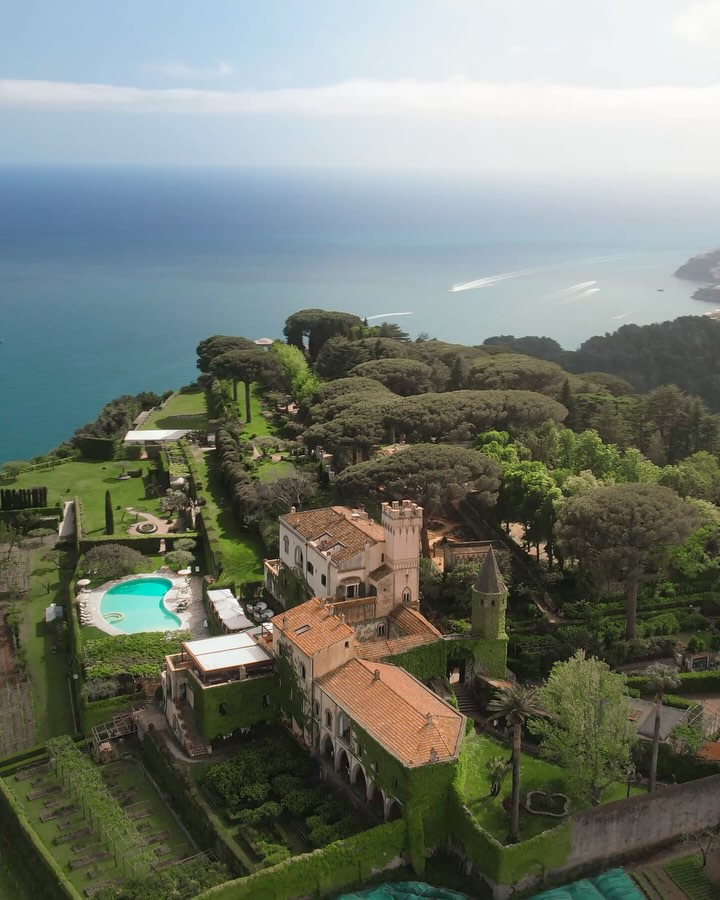 Beautiful places ! Beautiful discovery in Italy ๐ฎ๐น
#capri #amalfi #amalficoastitaly #amalficoast #villa cimbrone #droneshots #valeriomaglianofilms #mediterranean #mediterraneanlife #mediterraneanstyle #florence #castellodicelsa
