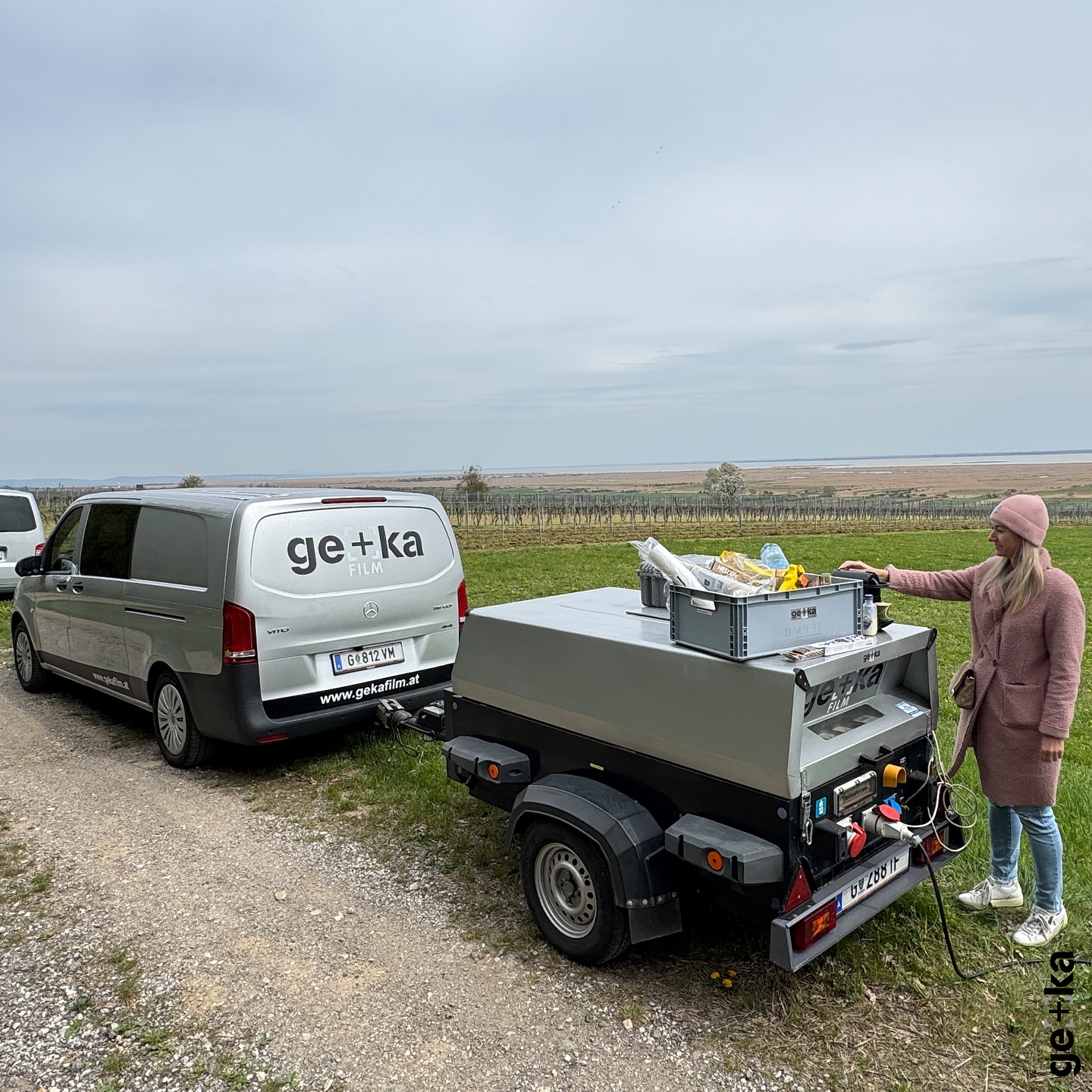 Making-of-Vibes vom Feinsten:
Aggregat brummt, Kaffee duftet, Kameras warten, die Crewpause ruft.
So sieht’s hinter den Kulissen aus, wenn Geschichten entstehen❤️
Mehr zeigen wir heute noch nicht. Stay tuned!🎥
#behindthescenes #setlife #makingof #drehpause #gekafilm #orf #comingsoon