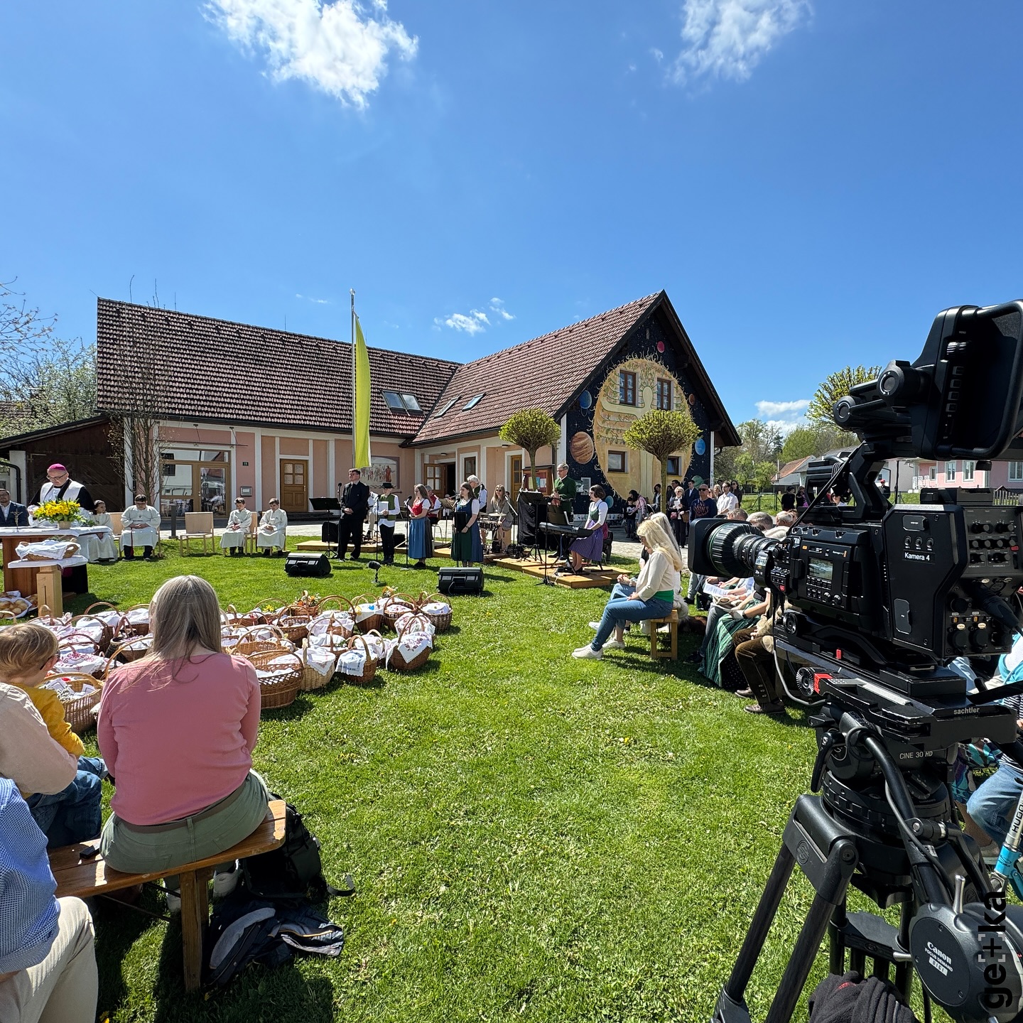 Unser Team und Ü-Wagen - bei herrlichstem Wetter in Premstätten. ☀️
Die Osterspeisensegnung 2025, zum Nachsehen auf ORF ON.
Frohe Ostern! 🐣
#ostern #segnung #premstätten #liveproduktion #tvproduktion #gekafilm #broadcast #setlife