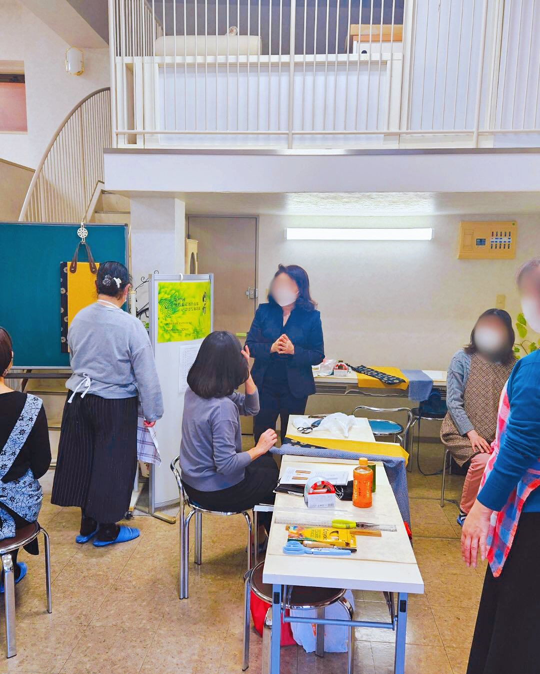 ・
小林義子先生が考案された「タペストリーキット」を使って、タペストリーづくりを行いました。
完成したタペストリーにお花を生けて仕上げるのは、いつものいけばなレッスンとは少し違って新鮮で、生徒さんも楽しんでくださっていました。
季節の花と、手づくりのタペストリーが織りなすやさしくてあたたかい作品に、心がほっとしますね!
#いけばな #池坊 #タペストリーキット #小林義子先生 #手作りタペストリー #季節の花 #花のある暮らし #ハンドメイド好きさんと繋がりたい #和のある暮らし #癒しの時間 #花と手仕事 #いけばなレッスン #優しいインテリア #クラフトのある生活 #心がほっとする #日本の美 #花のある風景 #アートな暮らし #布と花のコラボ
#丁寧な暮らしがしたい #お花のある生活