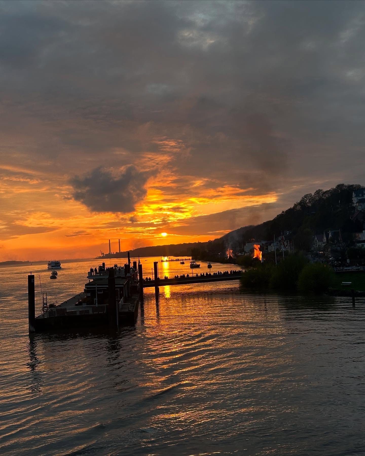 Unsere Osterfeuer am Elbstrand sind ein eine wunderbare Tradition. Sie waren für mich schon immer Bestandteil des Osterfestes und ein wichtiger Ankerpunkt, um Familie und Freunde zu treffen. Und um die Feuerbauer:innen zu feiern, die das alles ehrenamtlich planen und bauen. DANKE! Ihr seid großartig! Danke auch an die anderen Helfer:innen von Polizei, Feuerwehr und Rettungsdiensten, dem BA Altona und noch vielen mehr. Frohe Ostern!