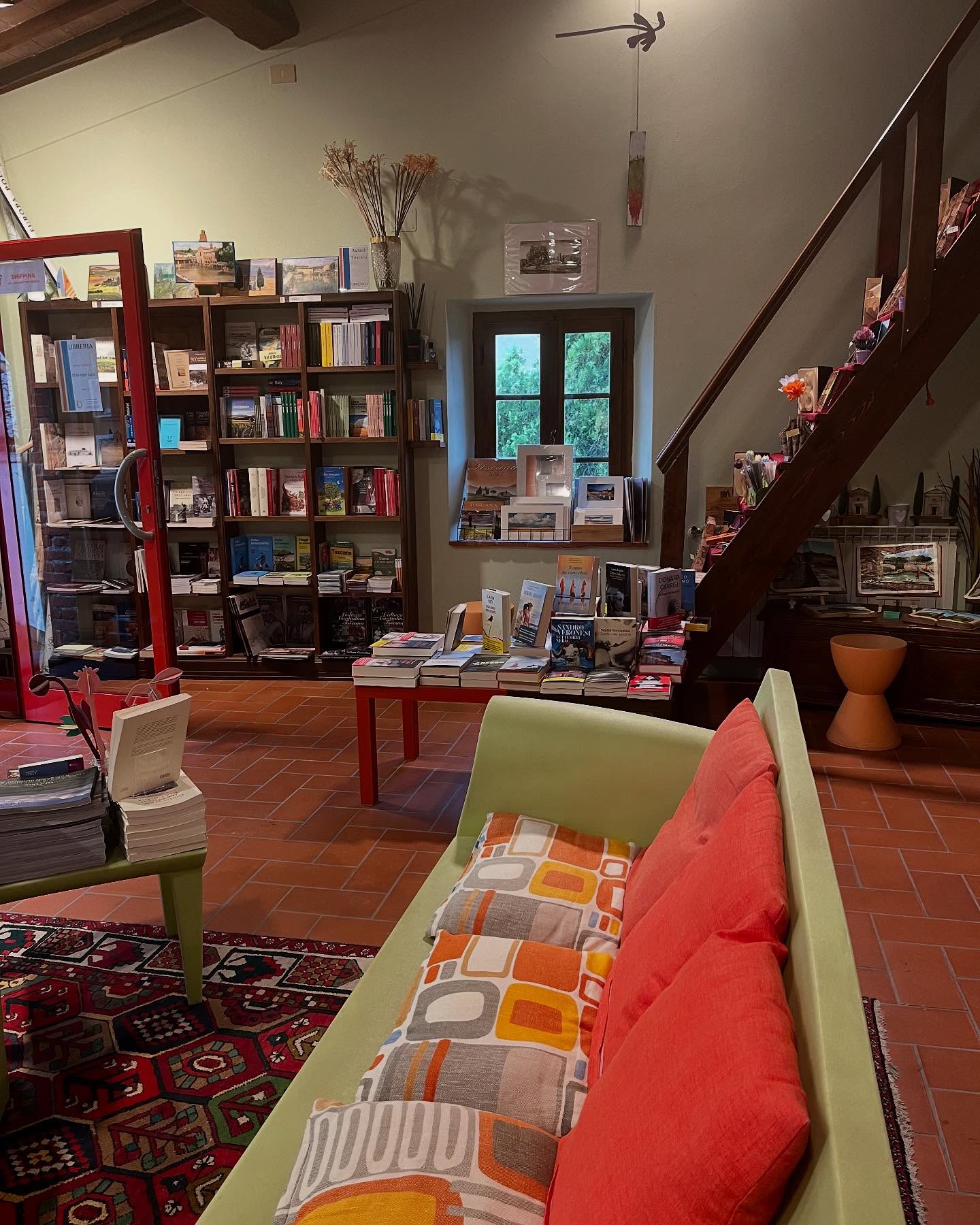 I love checking out bookshops when I’m travelling. This beautiful and very cosy-looking shop - Librorcia - is in Bagno Vignoni in Tuscany. We were the only customers on a rainy afternoon. The owner was listening to very loud, very dramatic Italian music from the 60s. #bookshops #bagnovignoni #librorcia #tuscany #writerinbookshop #lovebooks #author