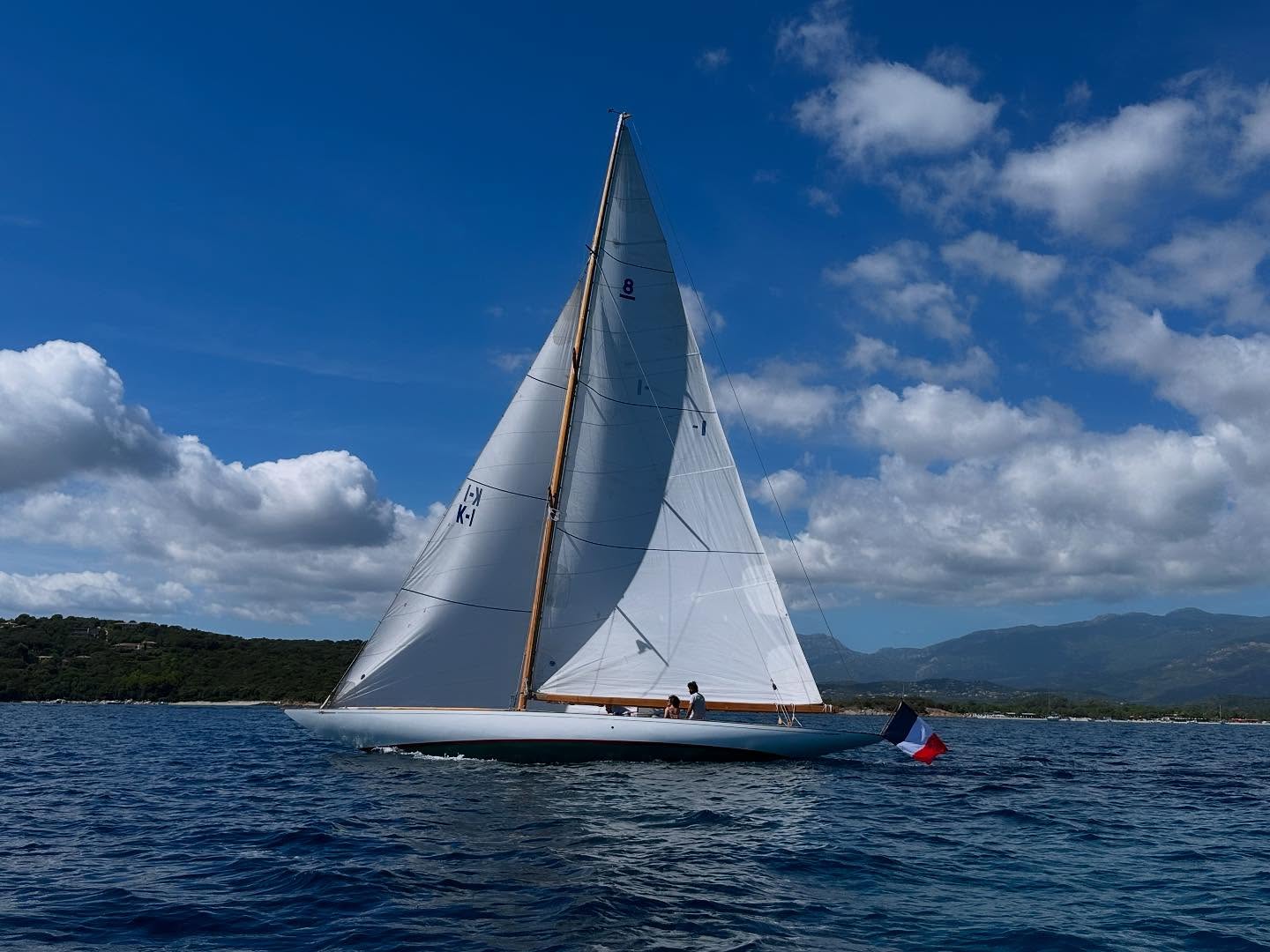 Nous sommes ravis d’accueillir dans notre Port de Solenzara un véritable joyau du patrimoine maritime : le voilier Emily, un 8 Metre International construit en 1924 par le célèbre architecte naval William Fife III.
Ce yacht de course, commandé par Sir Ernest Roney, a remporté la médaille d’argent pour la Grande-Bretagne aux Jeux Olympiques de 1924 au Havre.
EMILY a été totalement et traditionnellement reconstruit en 1998-1999 selon de nouveaux plans par le chantier de David Vieira près de Lisbonne, arborant une longue bôme mais un petit gréement de voile d’avant, un rare pont flush et est à nouveau un pur régatier classique. Lors de sa réapparition aux Européens en 1999, EMILY a remporté le Concours d’Elégance avec d’autres huit tels que ARIA, BAMBA et CARRON II qui ont participé à la Coupe Cartier.
Aujourd’hui, Emily est amarrée dans notre port, témoignant de l’élégance intemporelle et de l’histoire riche des voiliers classiques. Sa présence à Solenzara est une fierté pour notre communauté maritime.
Venez admirer ce magnifique voilier et plonger dans l’histoire de la voile de compétition.
📖 Pour en savoir plus sur son histoire incroyable et découvrir des articles détaillés, rendez-vous sur 👉 www.8mr.org/yacht/emily
#Emily1924 #VoilierClassique #Solenzara #PatrimoineMaritime #WilliamFife #8MetreInternational