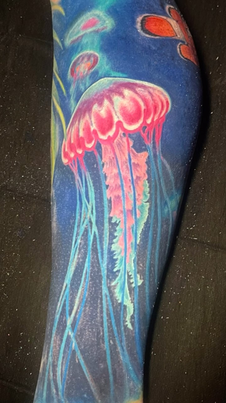 Over the past few months, we have made some amazing progress on this coral reef leg sleeve. There’s something magical that starts to happen when we get to a certain point on these big projects, when the tattoo really takes on a life of its own…. And I love it!