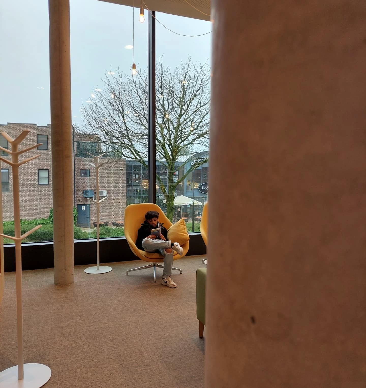 Leerlingen motiveren om te lezen in hun nieuwe taal, dat doen we o.a. met verschillende bibbezoekjes. 📖