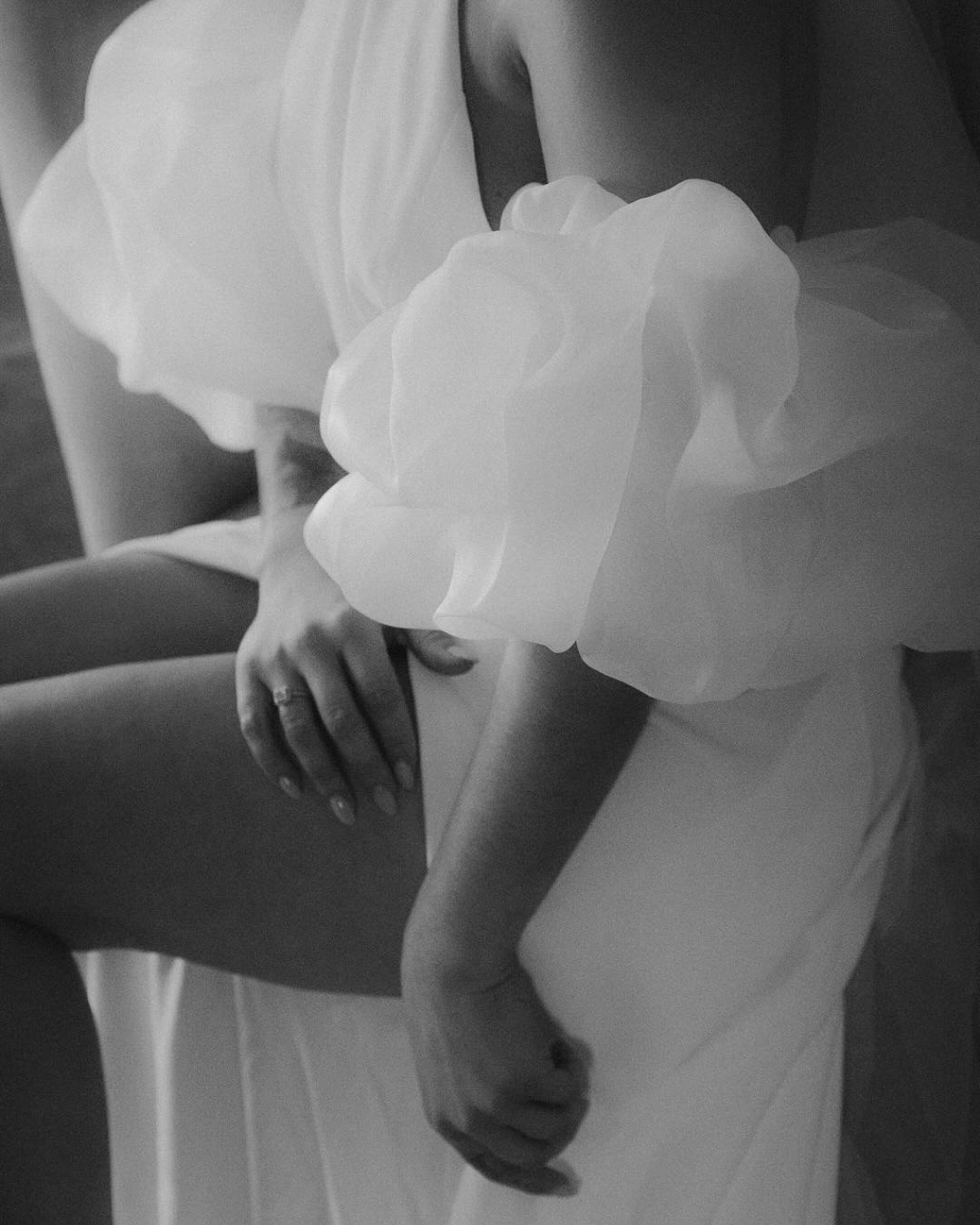 ✨Un souffle d’élégance pour rêver son grand jour autrement.
Nous vous dévoilons les premières images des préparatifs de notre sublime mariée avant de dévoiler l’univers complet de ce shooting, imaginé autour d’un mariage intimiste, moderne et poétique. 🤍
Team de folie ⭐️:
Organisation et deco : @agence_solovely
Photo: @leslysouletphotographe
Vidéo : @bastiencasse
Lieu : @domaine_de_sourbil
Traiteur : @le.buffet.des.demoiselles
Gâteau : @lunivers_gourmand82
Carterie : @lecomptoirdubonheur
Vaisselle : @options_toulouse
make up: @twinsinstitut
coiffure : @_barbaraleone
Alliances : @bijouterie_latelierdenath
Fleurs : @imparfaite_fleuriste_montauban
Costume : @margoliamariageetcreation
Robe: @_maisonc_
Bijoux: @atelier_sarah_aime
Cadeaux invités: @lappartementdecaroline
#preparatifsmariee #shootinginspiration #mariagemoderne #editorialwedding #mariagemontauban #mariagetoulouse #photographemariagemontauban #mariageelegant #mariagetarnetgaronne #mariagechic #photocouplemariage