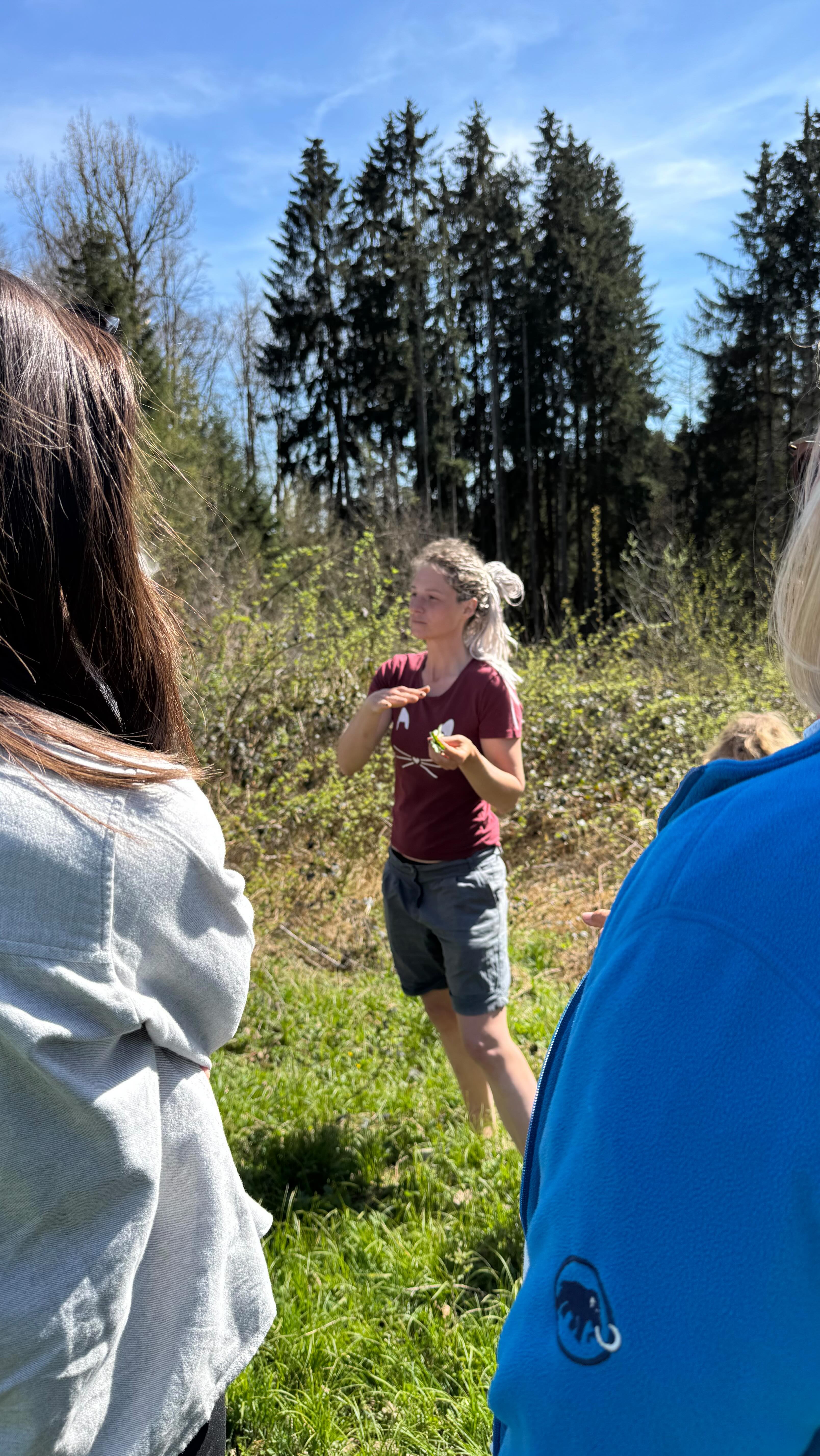 Wie ich diese Jahreszeit liebe!!!!
Heute war unsere kulinarische Wildkräuterwanderung, eine meiner liebsten Veranstaltungen im Jahr.
Alles dreht sich um das Thema Essen und Wildkräuter in der Küche. Denn selbst mit bestem Gemüse kommt man nicht an diese Menge an Nährstoffen wie mit Wildkräutern.
Was kann also Alles in den Topf und wie ist der Geschmack davon. So ging es eine Runde um den Hof und alle wichtigen Pflanzen wurden dafür ausgiebig besprochen und gleich allerhand Umsetzungstipps gegeben.
Nach unserer kleinen Wanderung wurde dann noch allerhand verkostet, weil die Theorie ja schön und gut ist. Aber der Geschmack dann am Ende des Tages überzeugt.
Also nutzt unsere bunte Vielfalt und Snackt euer „Unkraut“ einfach weg.
Wenn auch ihr Lust habt beim nächsten Mal dabei zu sein, checkt unseren Veranstaltungskalender, wir freuen uns auf euch !!!!
#permakultur #passau #regional #wildkräuterwanderung #wildkräuterliebe #wildkräutersammeln #wildekräuterküche #essen #geschmack #nährstoffbombe #nährstoffe #wildeküche #snacks #einlegen #kochen #vollwertigeernährung #frühling #essbar #genuss #landkreispassau