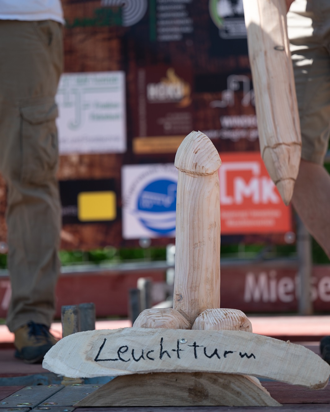 Kunst liegt ja immer im Auge des Betrachters.😅 der Fortschritt von letztem zu diesem Jahr ist klar zu erkennen.😂😎🤘🏻 #leuchtturm #carvingwood #woodcarving #carvings #saburrtoothtools #saburrtooth #stihl #kettensägenkunst #holzkunst #art #holzmachtglücklich #dreams #dekoration #garden #inspiration #handmade #handmadewithlove #schnitzen #kettensägenschnitzen #chainsawcarving #chainsawcarver #carving #woodsculptureartists #woodart #holzkunst #gardeninspiration #decoration #holzskulptur #Phallus