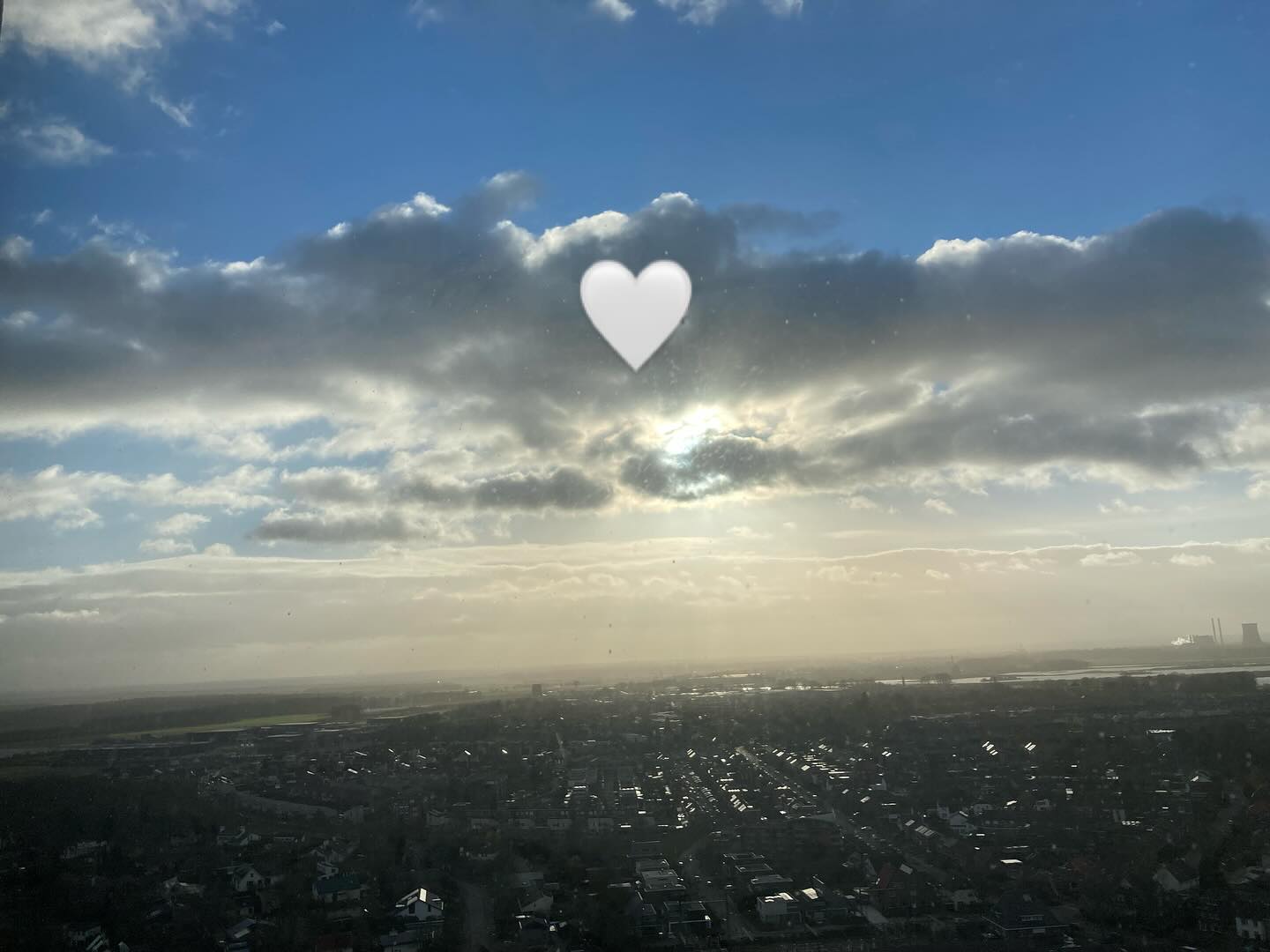 Rouw verdient aandacht
Rouw komt zonder waarschuwing.
Ze breekt binnen op een gewone dag.
Alles staat stil.
Behalve de wereld.
Die raast maar door.
Ik niet.
Ik sta stil.
Met tranen in mijn ogen,
stilte in mijn hart.
Terwijl de wereld haar ritme houdt,
breek ik in stilte open.
Binnenin woelt het.
Alles voelt zwaarder, gelaagder,
en soms onbeschrijfelijk alleen.
Wat ik nodig heb,
is ruimte.
Een plek waar ik mag vertragen,
uit de ratrace van de wereld.
Waar verdriet gewoon mag zijn,
zonder haast.
Waar stilte de ruimte krijgt,
en aandacht is voor wat ik voel.
In een wereld die snel gaat,
verdient rouw de tijd om te ademen,
om te voelen, om te zijn.
Een moment van pauze,
van ruimte voor wat er is.
Rouw vraagt om ruimte,
om erkenning,
en de tijd om rustig te helen.
#rouw
#rouwverwerken
#vertraging
#slowdown
#mentalhealthmatters
#zelfzorg
#helen
#rouwbegeleiding
#ruimtevvoorgevoelens
#kwetsbaarheid
#zachtkracht
#emotionelegezondheid
#rouwherkenning
#rouwproces
#jouwverhaal
