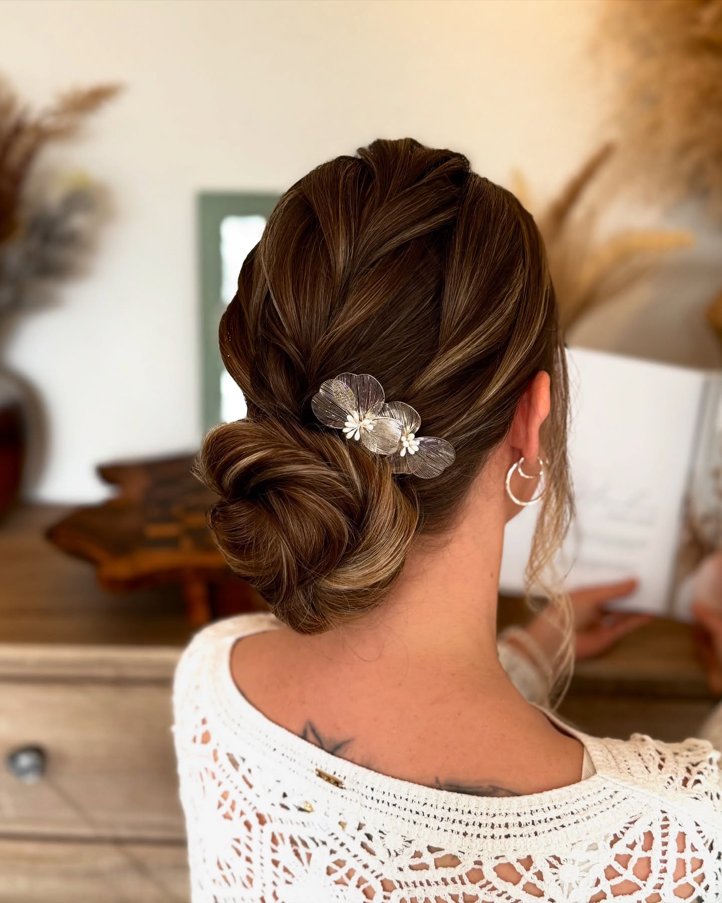 Als Braut und Hochzeitsgast glänzen! ✨
Elegante Frisuren, die den besonderen Anlass unterstreichen.
Termin gleich vereinbaren✨
#hochsteckfrisur #lowbun #hairstyling #updohairstyles #gastfrisuren #hochzeit #weddinghairstyle #weddingseason2025💍❤️ #hairandmakeupartist #frisurentrends #weddingguesthairstyle #bohobun #tieferdutt