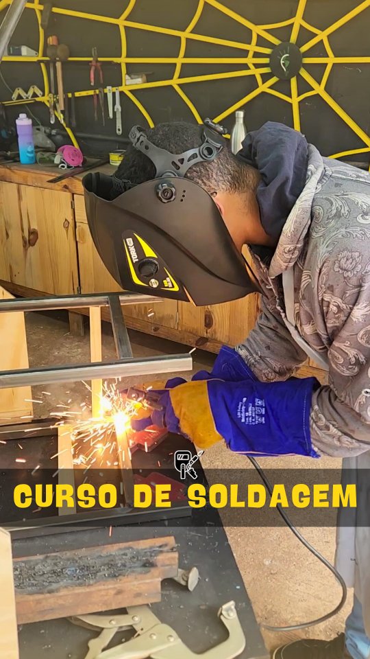 👨🏽🏭 CURSO DE SOLDAGEM BÁSICA
Você tem vontade aprender a soldar?
Aprenda na prática as técnicas necessárias para começar a soldar peças de metal utilizando eletrodo revestido e desbloqueie novas possibilidades no seu dia-a-dia utilizando essa nova habilidade!
Não é necessária qualquer experiência com solda ou equipamentos para participar do curso. Você vai se surpreender com o que irá aprender durante um dia inteiro de prática aqui com a gente! 💚
Confira o que você vai aprender: ✏
✅ Utilizar maquinários e equipamentos de serralheria para trabalhar o metal
✅ Segurança necessária na prática da serralheria e soldagem e os equipamentos de proteção individual (EPI)
✅ A Teoria sobre os processos de solda mais comuns, suas vantagens e desvantagens
✅ Tudo sobre a máquina de Solda inversora e suas regulagens
✅ Prática na soldagem utilizando ELETRODO REVESTIDO, com montagem de uma móvel utilizando metalon
✅ Acabamento no trabalho com o metal
✅ União do metal com a madeira para transformar peças de serralheria em móveis.
⏱ Carga horária - 9 horas (de 09 às 18hrs)
💰 Valor - R$ 730 à vista ou R$ 795 em até 10x no cartão
O curso é realizado em um dia inteiro, de 09 às 18hrs, onde veremos desde a teoria sobre os processos de soldagem mais comuns, até a prática na preparação dos cortes de metalon e sondagem de uma peça de mobiliário inteiramente do zero. Ao final do curso, a peça que você produziu vai com você para casa com símbolo da sua primeira criação!🎁
Aprender a utilizar a solda a seu favor pode te trazer grandes benefícios na vida, além de nos tornar mais independentes e autossuficientes na nossa rotina, você poderá ganhar um ótimo hobby para gastar um tempo de qualidade consigo mesmo!
🙋♂ Conheça mais sobre o curso acessando nossa página pelo link na bio
#eraoquefaltava #cursodesoldagem #escolademarcenaria #marcenariacompartilhada #cursodemarcenaria