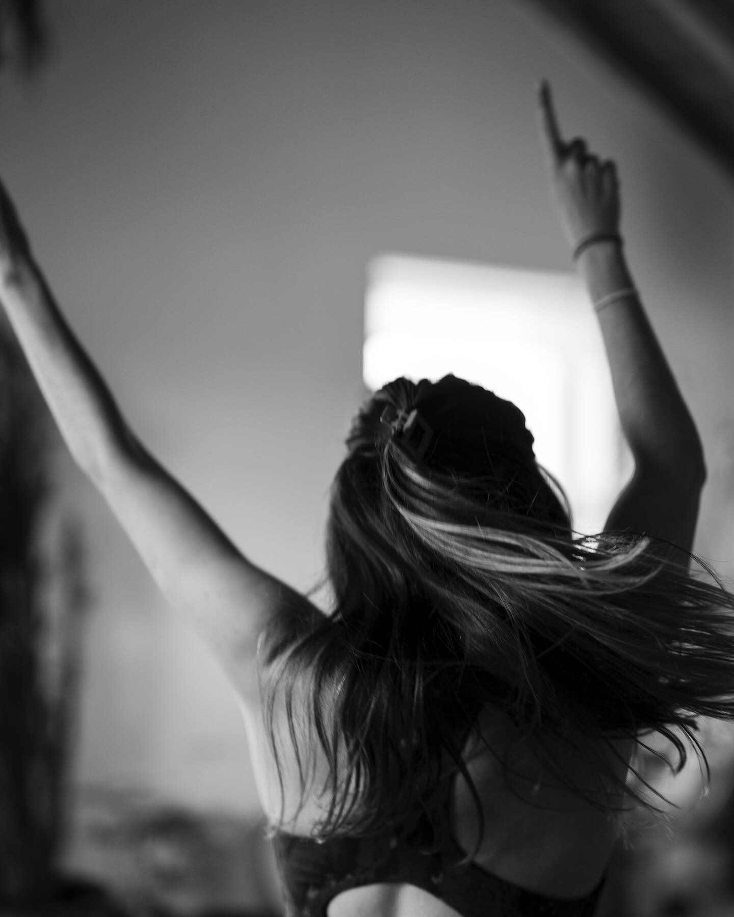 Dance like no oneโs watching โจ๐๐ฝ
Shake the Dust with the beautiful @alexa__valentin showing us moves, squats, freedom and flow ๐๐ผ
& the divine @juttachristlphotography being sneaky in the back ๐ค๐ค๐ธ
Retreat organised by @insync.club
Hosted @cocoonportugal ๐ต๐น