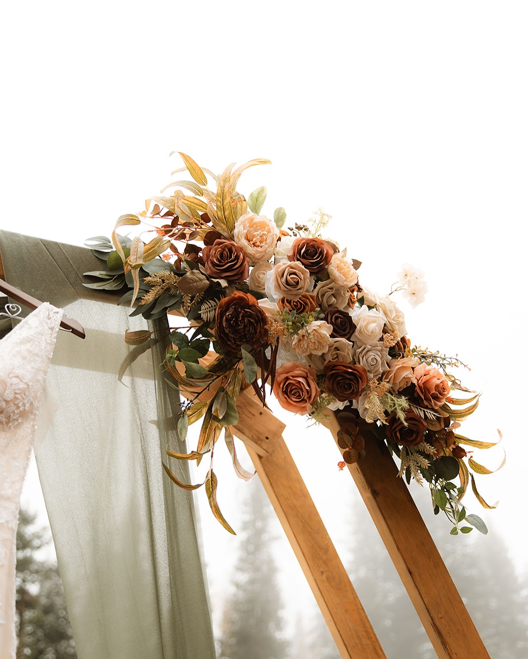 These arch flowers were *chefs kiss* 😘
PLUS - our couple got to take these home and they have them forever 🤎
Interested in faux florals for your wedding? DM or email us today!