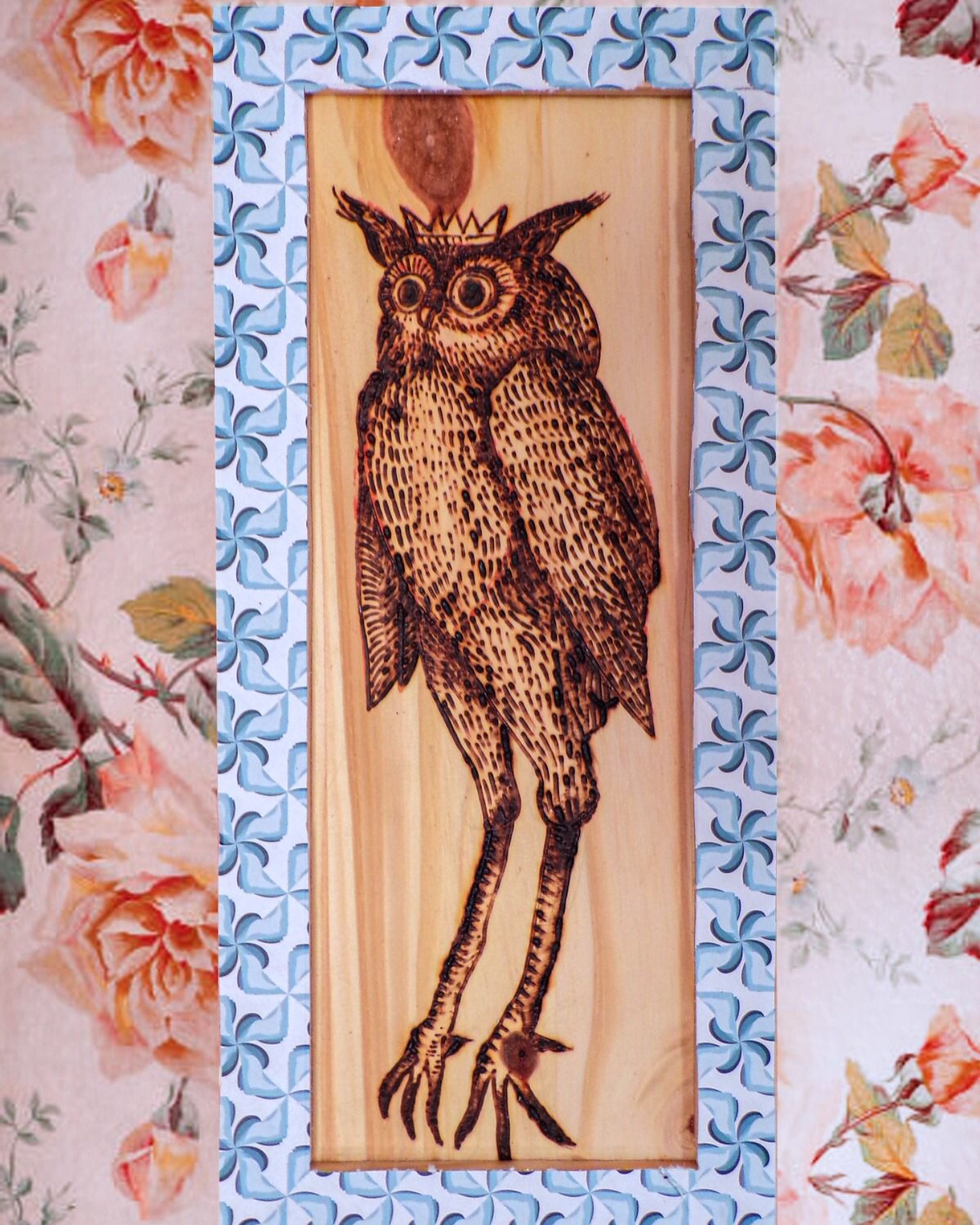 🦉Artefact de Stub🌾
(Ce qui devait être un travail préparatoire pour une sculpture est devenu plus que ça au fil des semaines 👀)
L’art paysan fascine puisqu’il a la particularité de se rattacher aux traditions rurales locales qui, au fil des siècles, peuvent perdre leurs voix sans pour autant disparaître du paysage de l’art folklorique. Artefact de Stub s’inspire de la présence occasionnelle de figures païennes dans l’art paysan ou folklorique que l’on peut retrouver dans les anciennes demeures de nos aïeux. Le cadre tapissé reprend certains codes de la première moitié du XXe siècle en termes de décoration tandis que la linogravure, une pratique populaire vastement présente aux murs des vieilles demeures, évoque la tradition artistique vernaculaire. Le démon médiéval Stolas y est représenté, il est associé au savoir (herboristerie, astronomie...) et à sa transmission.