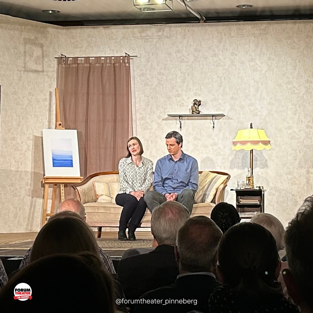 Was für ein Abschluss!
Gestern haben wir die Dernière von „Kleine Eheverbrechen“ vor ausverkauftem Haus gefeiert und wir sind noch immer begeistert!
Ein riesengroßes Dankeschön an unser wunderbares Publikum, das uns bei jeder Vorstellung mit so viel Wärme und Begeisterung unterstützt hat.
Unser besonderer Dank gilt unseren beiden großartigen Darstellern, die Abend für Abend alles gegeben haben, sowie dem gesamten Produktionsteam, das im Hintergrund für einen reibungslosen Ablauf gesorgt hat.
Jetzt blicken wir voller Vorfreude nach vorn: Im Oktober starten wir mit unserer Jubiläumsproduktion „Ein Mittsommernachtstraum“ eine besondere Co-Produktion unserer Jugendgruppe mit Erwachsenen.
Erstmals haben wir uns beim Pinneberger Stadtfest 1995 mit Ausschnitten aus genau diesem Stück der Öffentlichkeit präsentiert und bringen es jetzt in ganzer Länge auf die Bühne.
#forumtheaterpinneberg #kleineeheverbrechen #theater #pinneberg