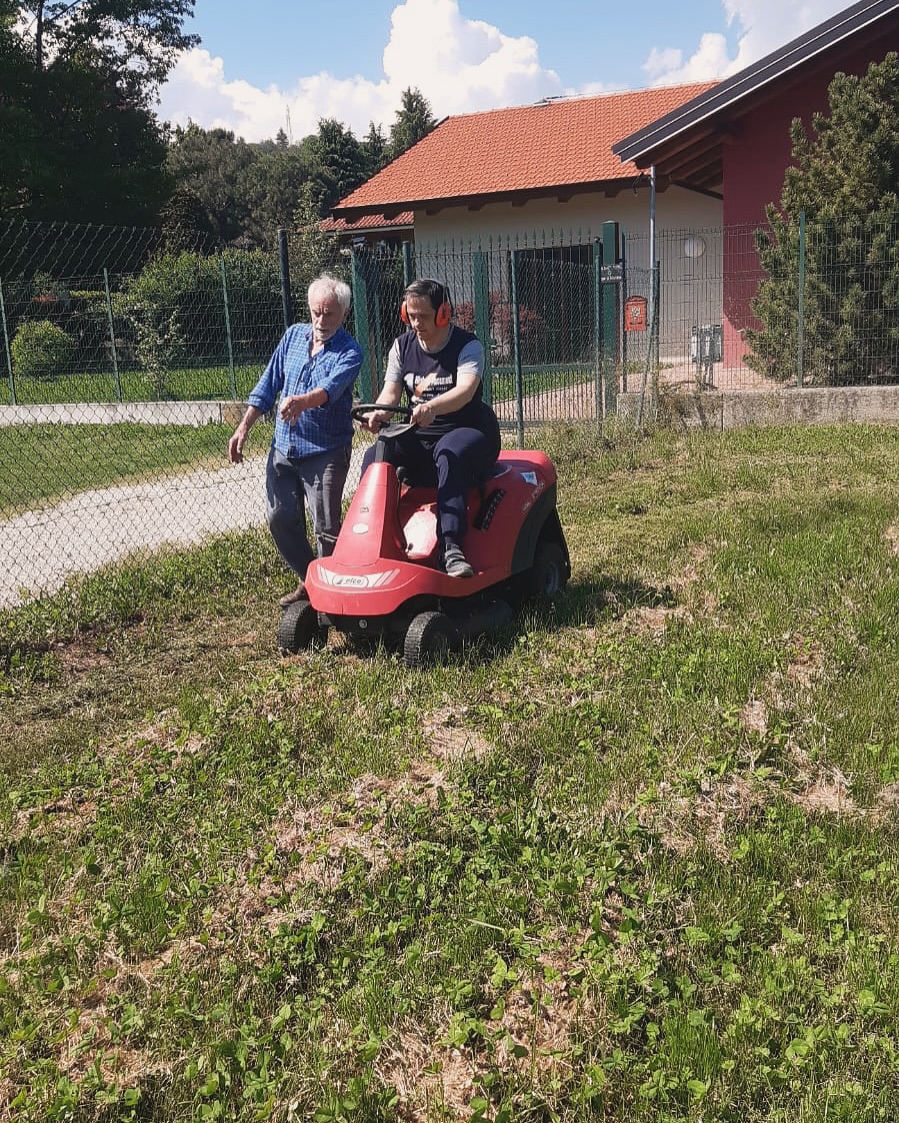 Disabilità non significa inabilità.Significa semplicemente adattabilità.
Non é il lavoro a spaventarci! 💪🏻
#disabilità #workhard #giardino #5xmille