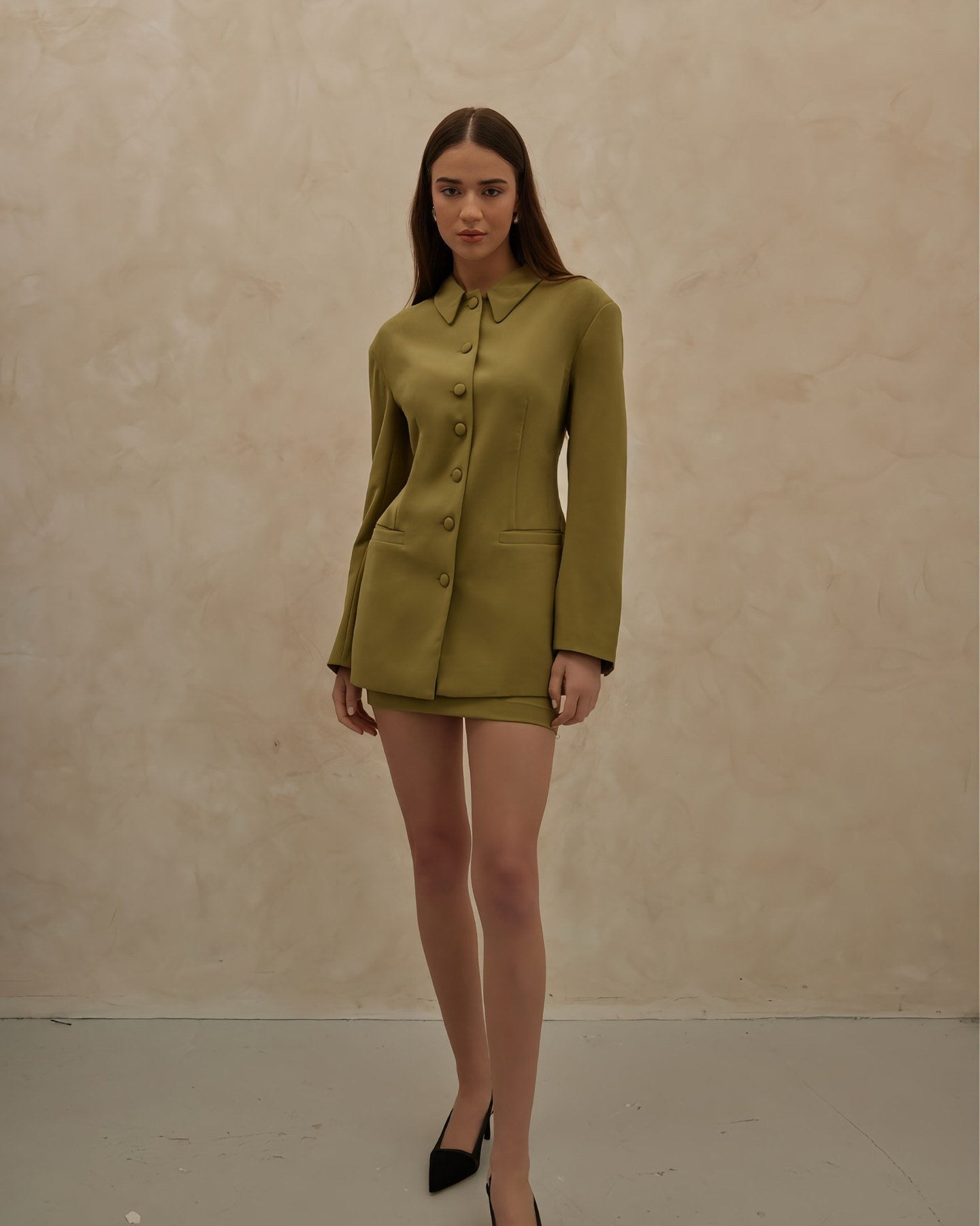 Where structure meets silhouette: the khaki blazer and high-waist mini, refined.
#highwaistmini #highwaistminiskirt #luxuryclothingbrand #newfashionbrand #tailoredtoperfection #khakiblazer